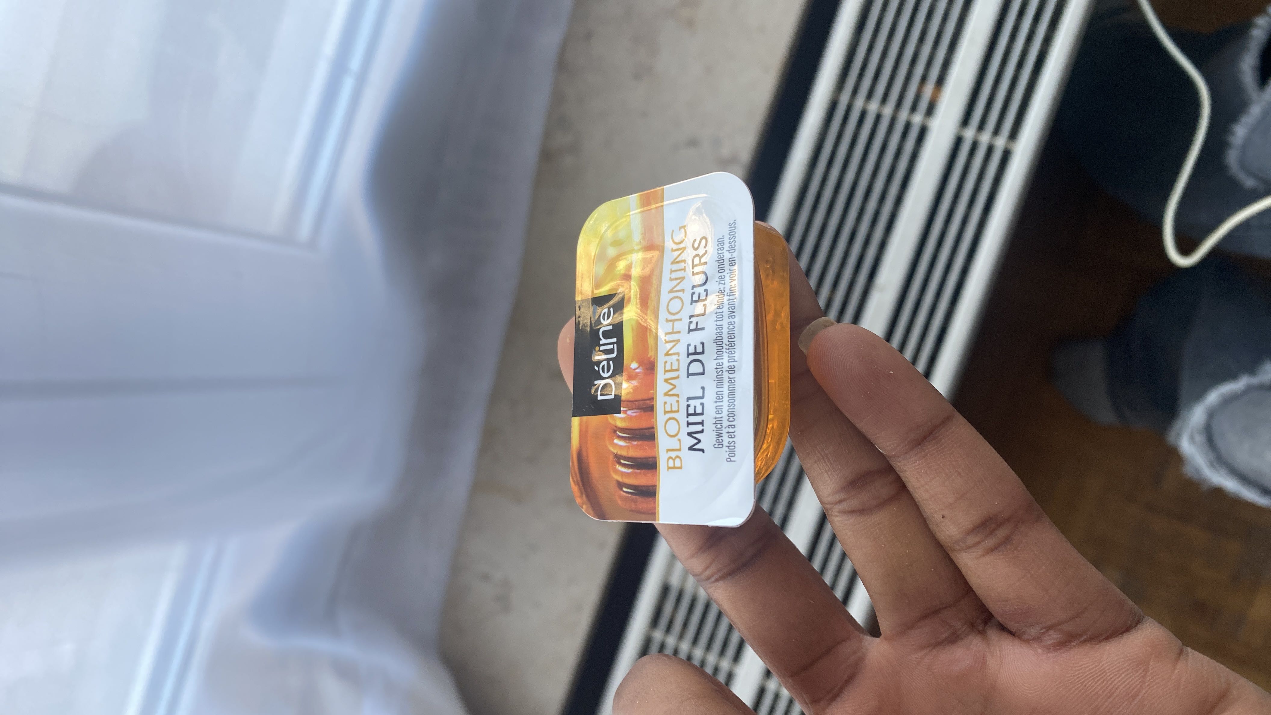 This is a small portion of flower honey, commonly used as a natural sweetener. It is high in carbohydrates and contains no fats or proteins.