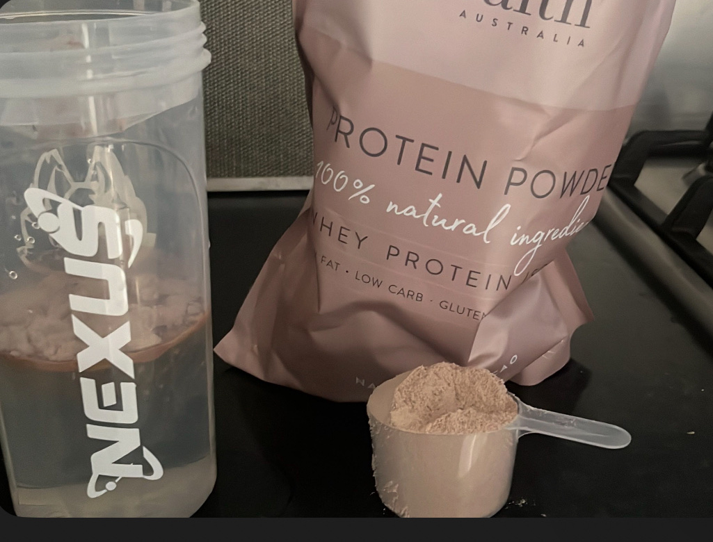 A whey protein powder with low carbs and fats, ideal for muscle recovery and fitness nutrition.