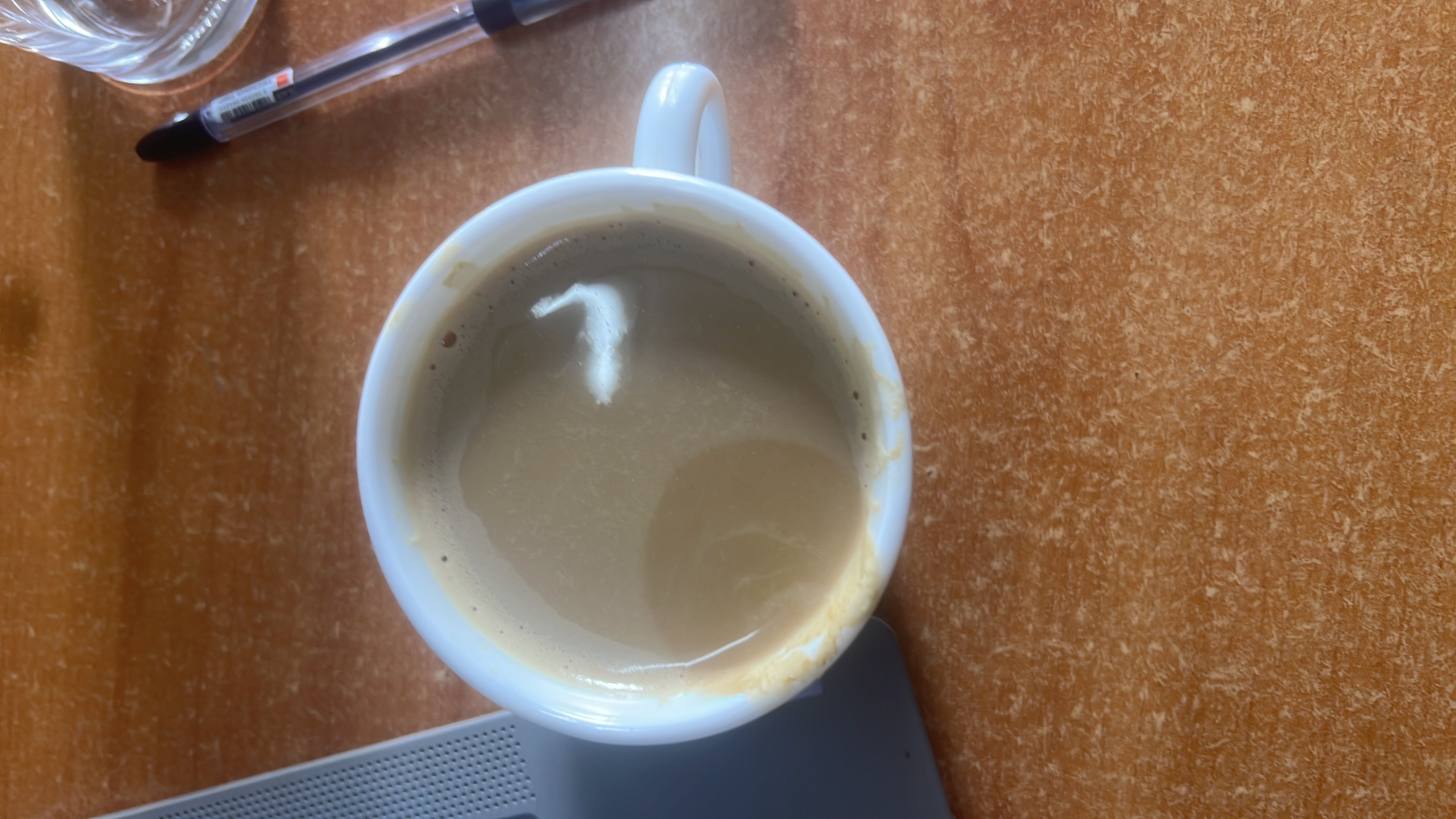 A cup of sugar-free coffee with milk, providing a lower calorie intake with protein and fats.