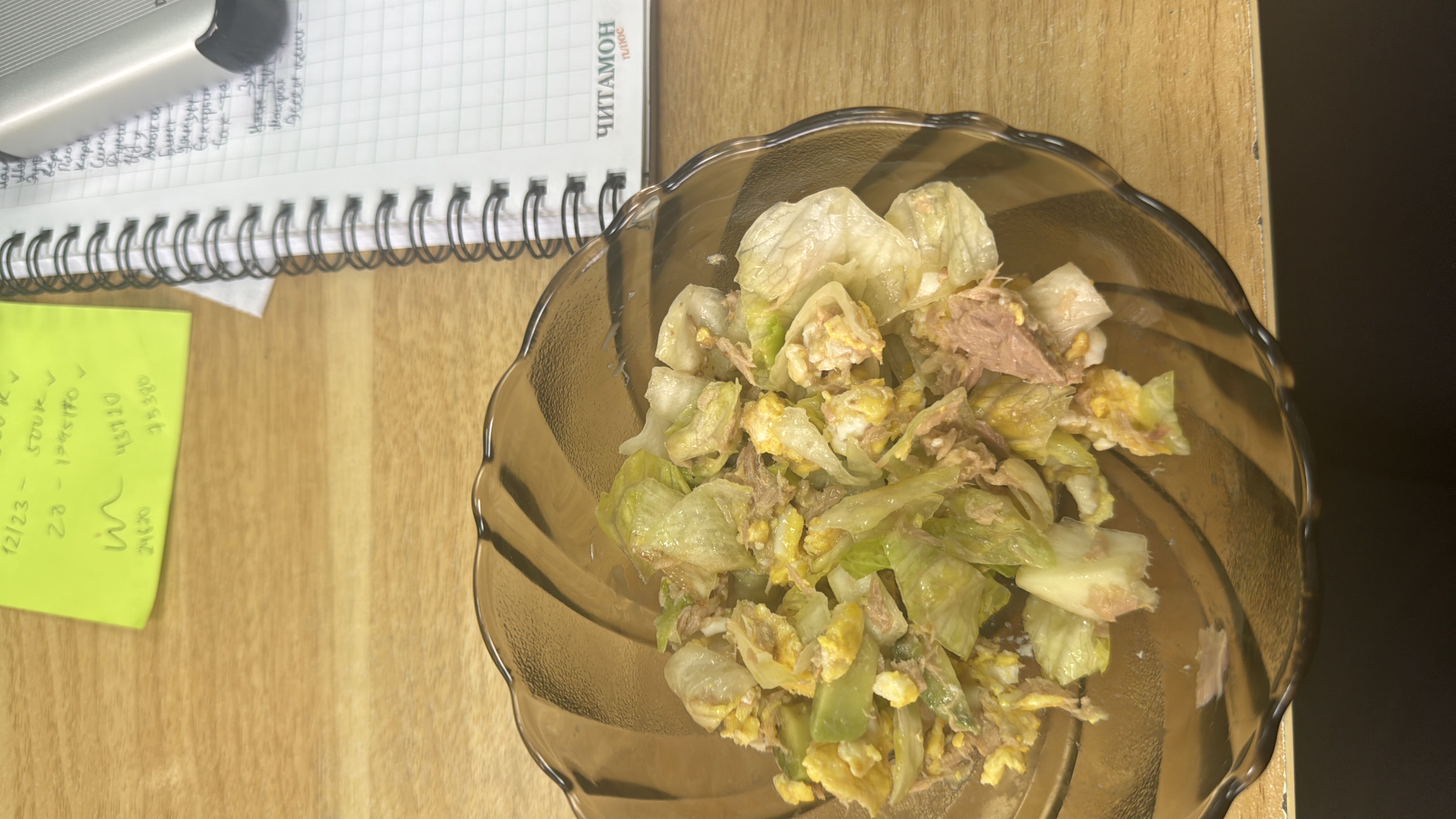 A healthy salad containing lettuce, tuna, scrambled egg, and a light dressing, providing a balanced mix of protein, fats, and carbohydrates.