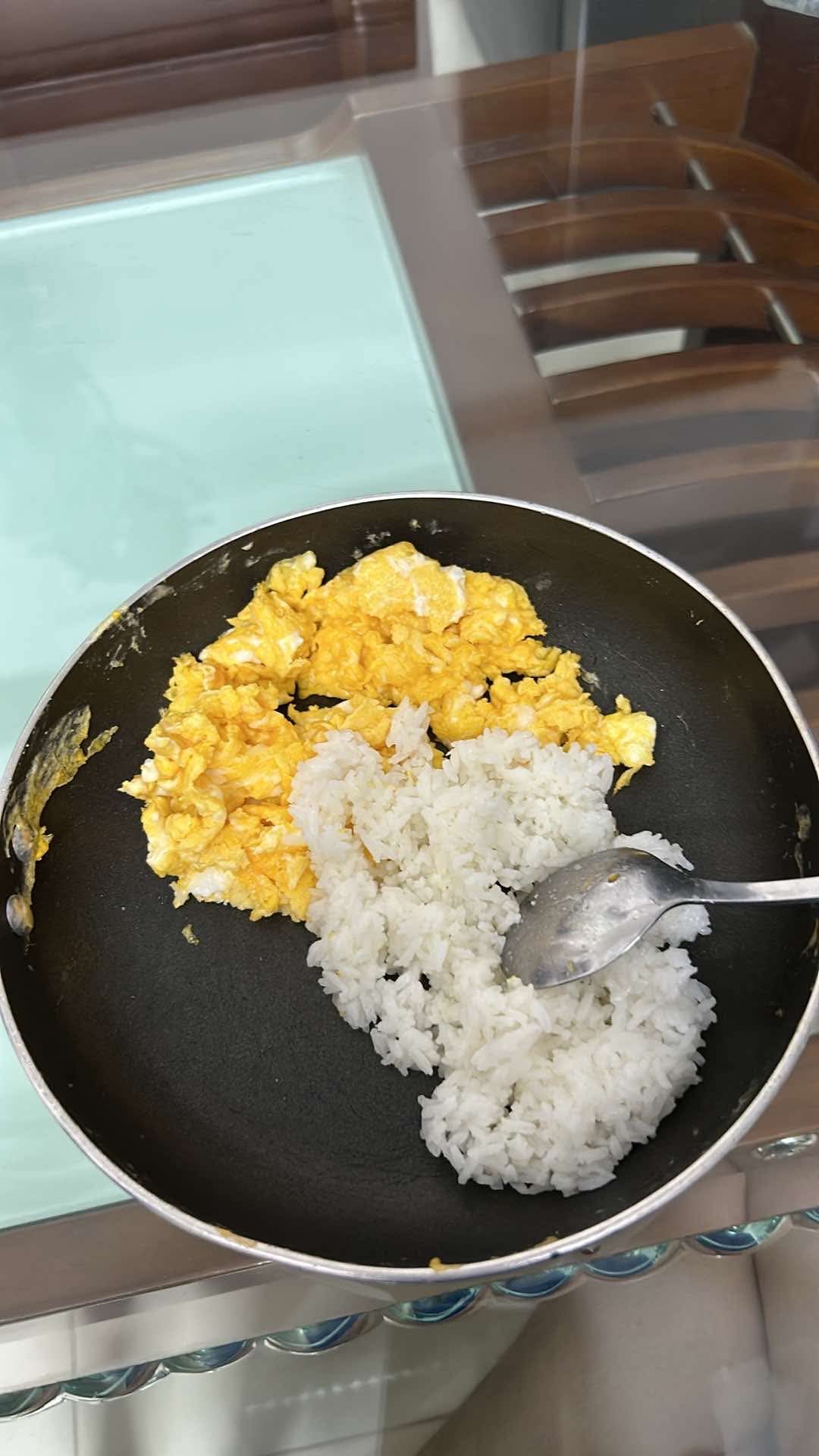 A simple meal consisting of scrambled eggs and white rice, providing a balanced mix of protein, carbohydrates, and fats.