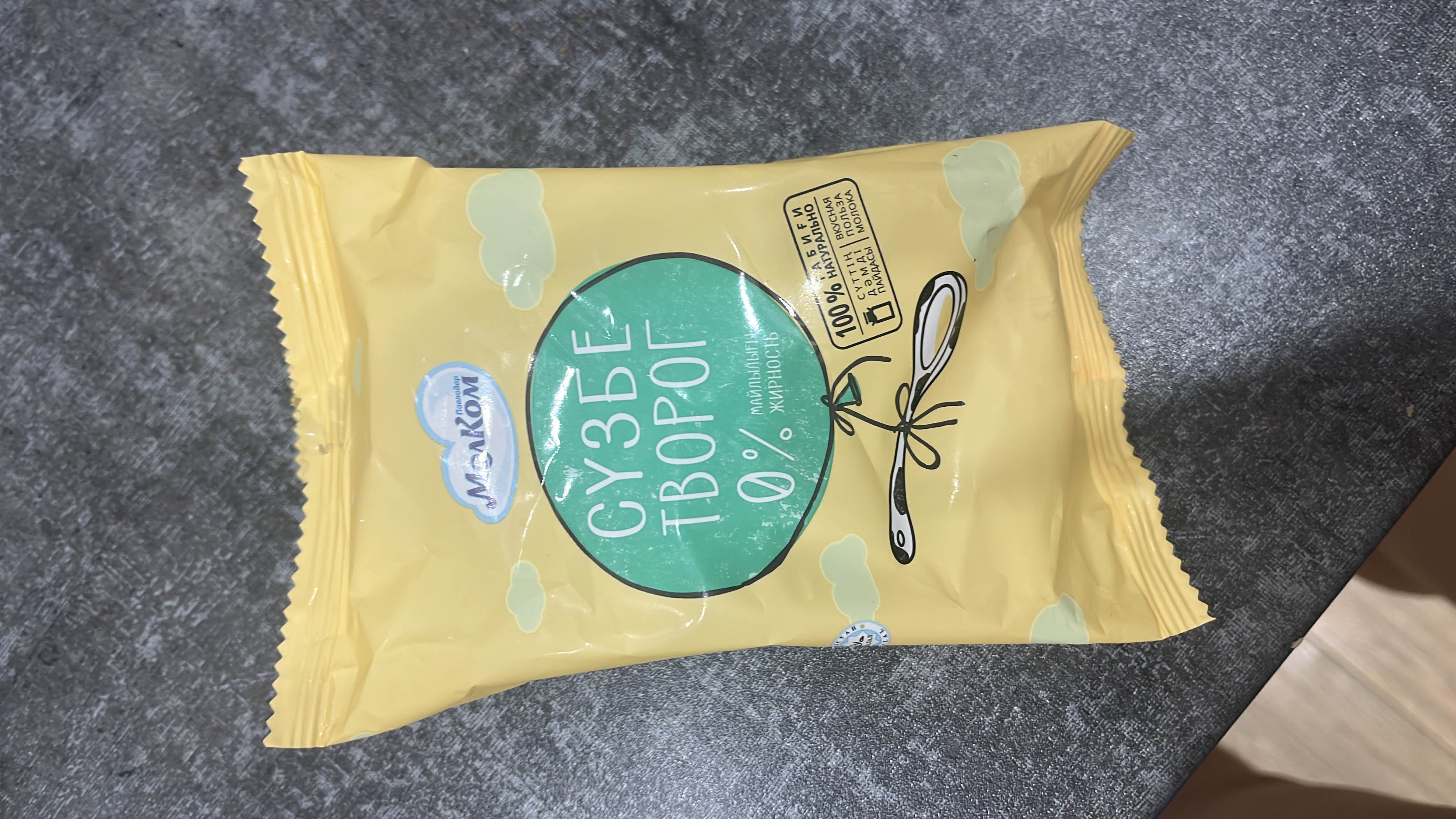 This is a low-fat curd product with 0% fat content, high in protein and low in calories, suitable for a healthy diet.