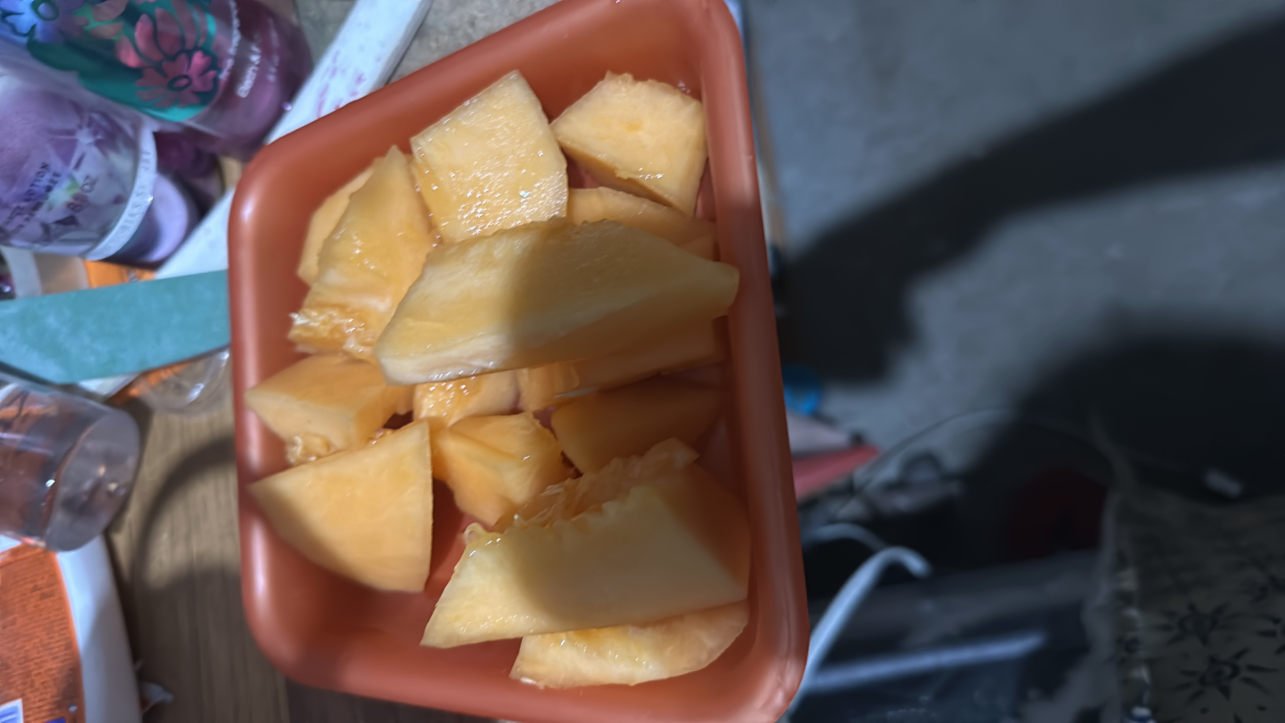 A serving of fresh cantaloupe, a hydrating and low-calorie fruit rich in vitamins and antioxidants.