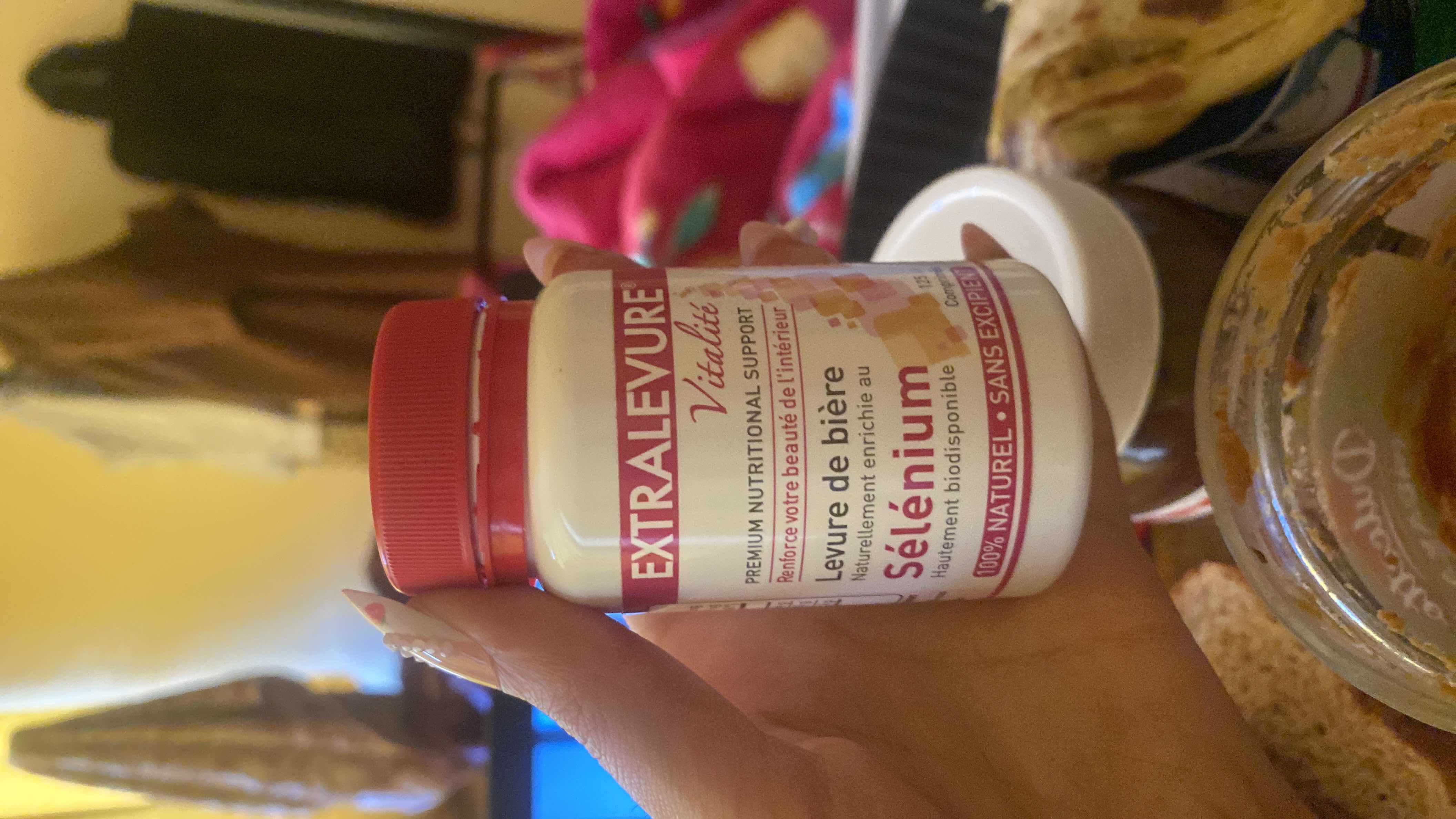 Un complément nutritionnel contenant de la levure de bière enrichie en sélénium, fournissant des nutriments essentiels pour la santé interne et la beauté.