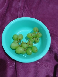A bowl of fresh green grapes, a low-calorie fruit rich in vitamins and antioxidants.