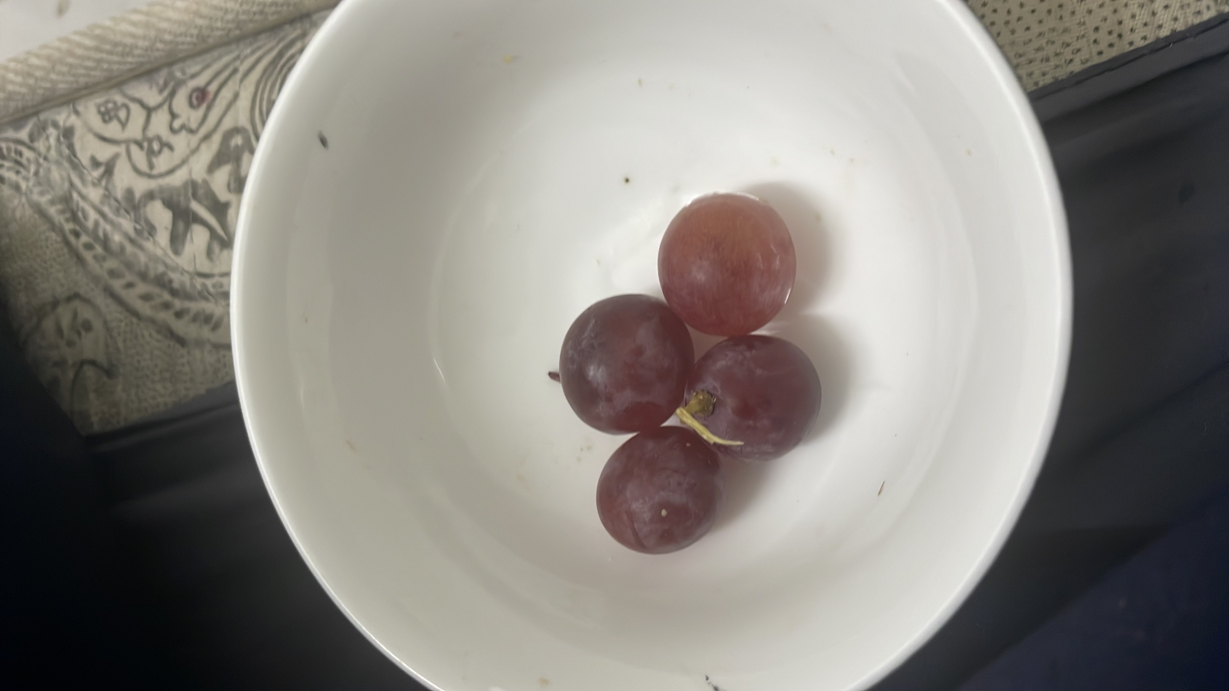 A small serving of red grapes, providing a low-calorie, high-antioxidant snack with natural sugars.