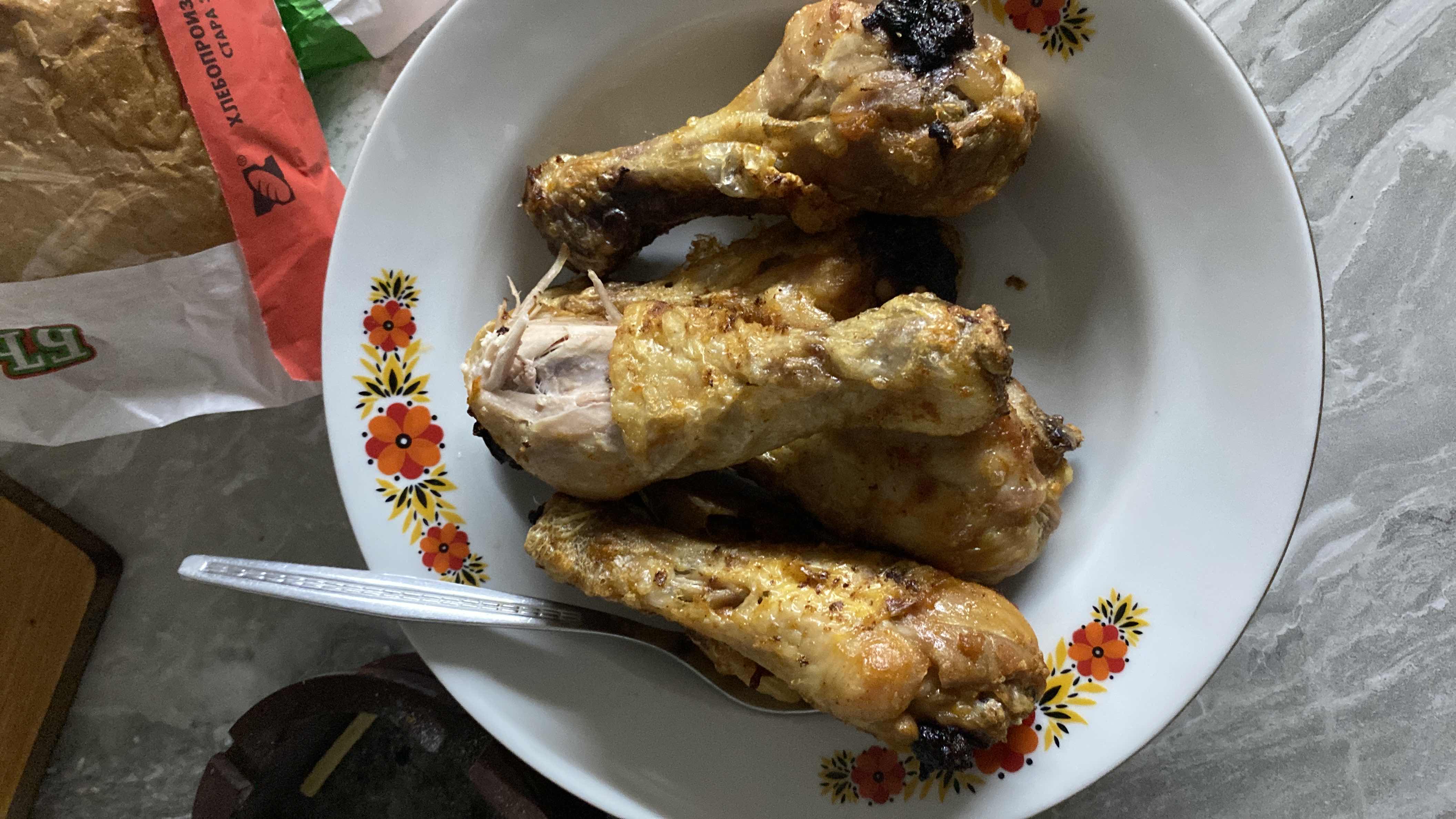 The image shows a plate of roasted chicken drumsticks, which are high in protein and fats with minimal carbohydrates.