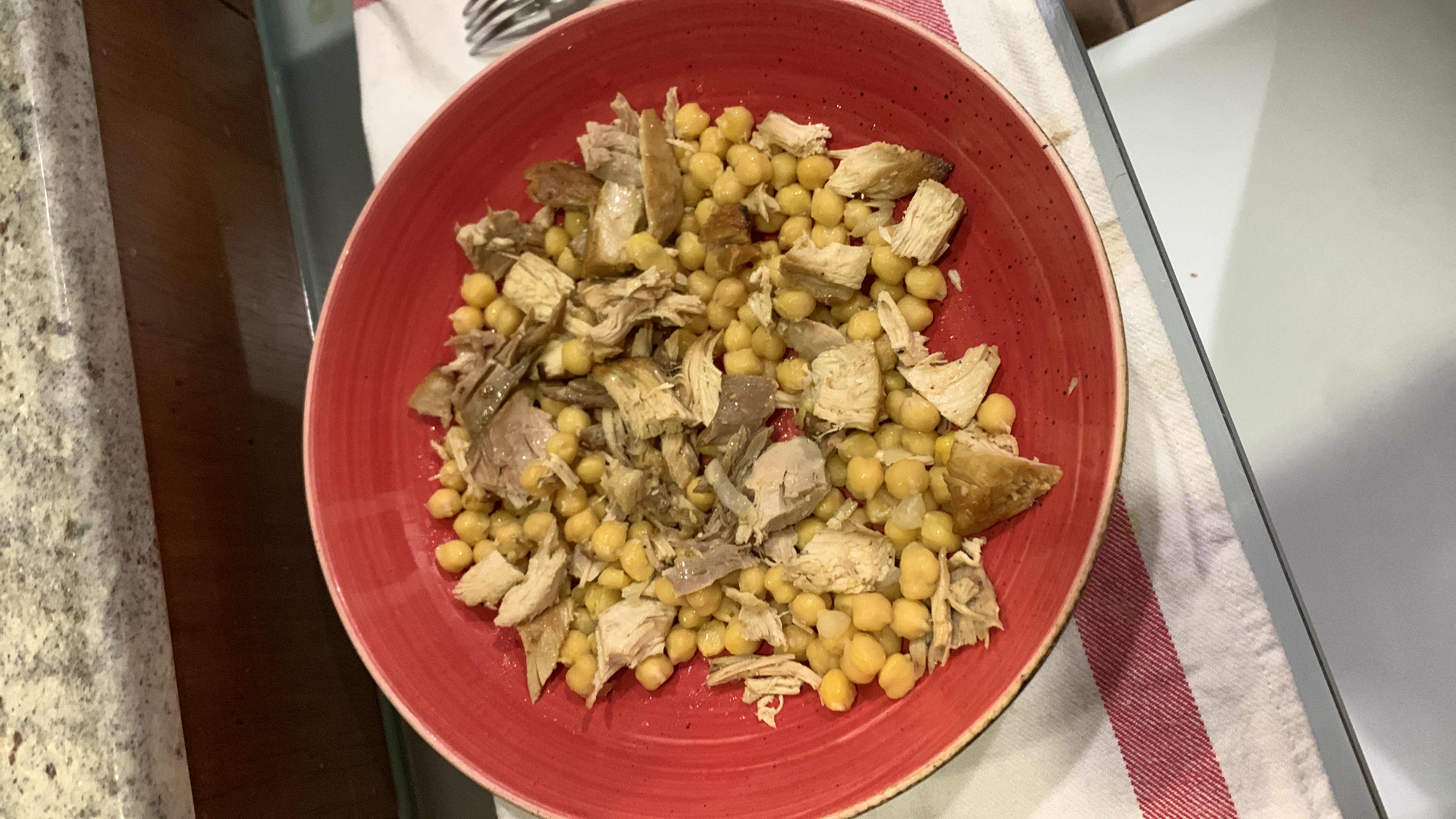 A nutritious dish consisting of chickpeas and shredded chicken, providing a balanced mix of protein and carbohydrates.