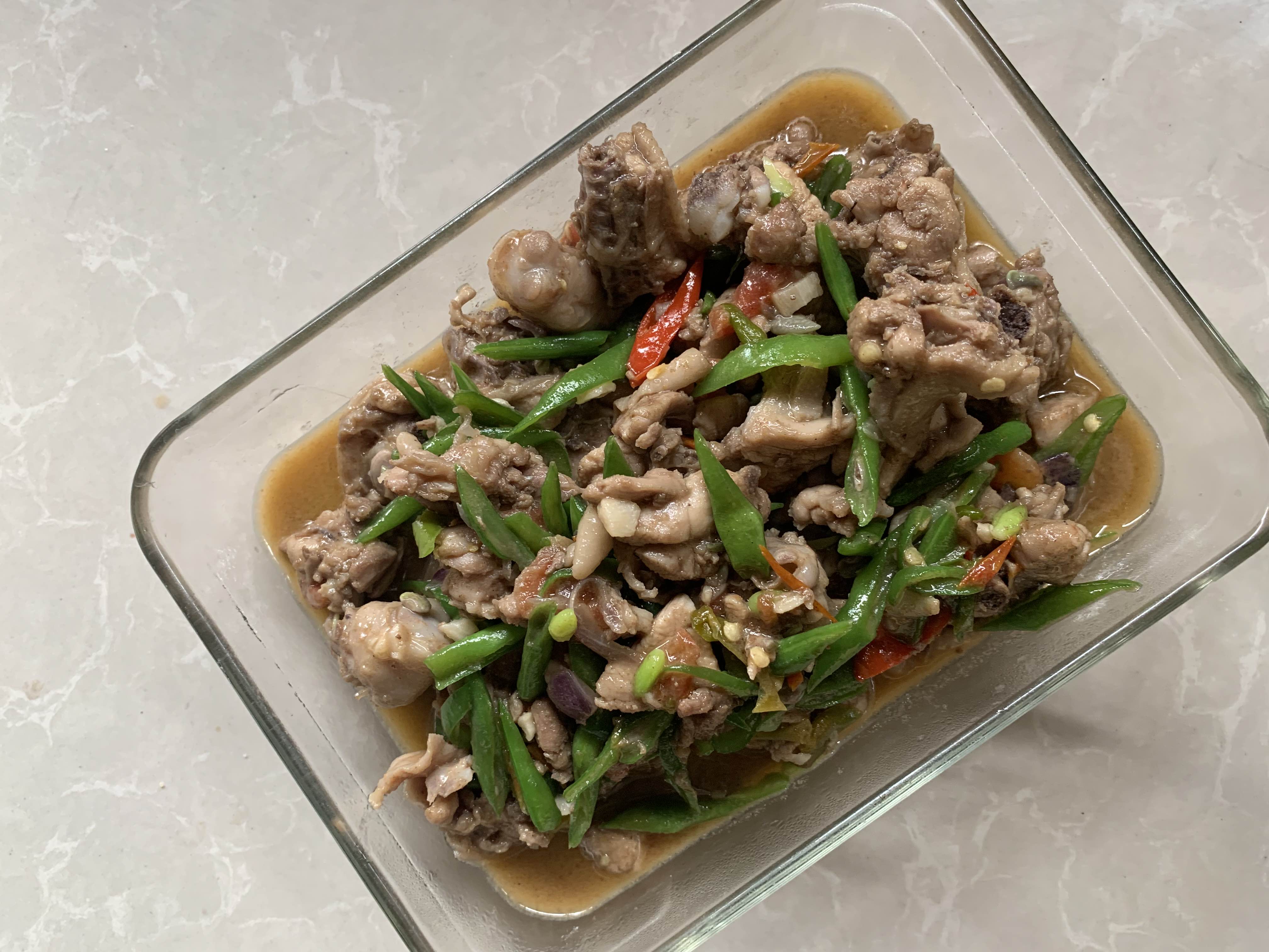 A savory beef stir-fry with green beans, chili peppers, and a flavorful sauce, providing a balanced mix of protein, fats, and carbohydrates.