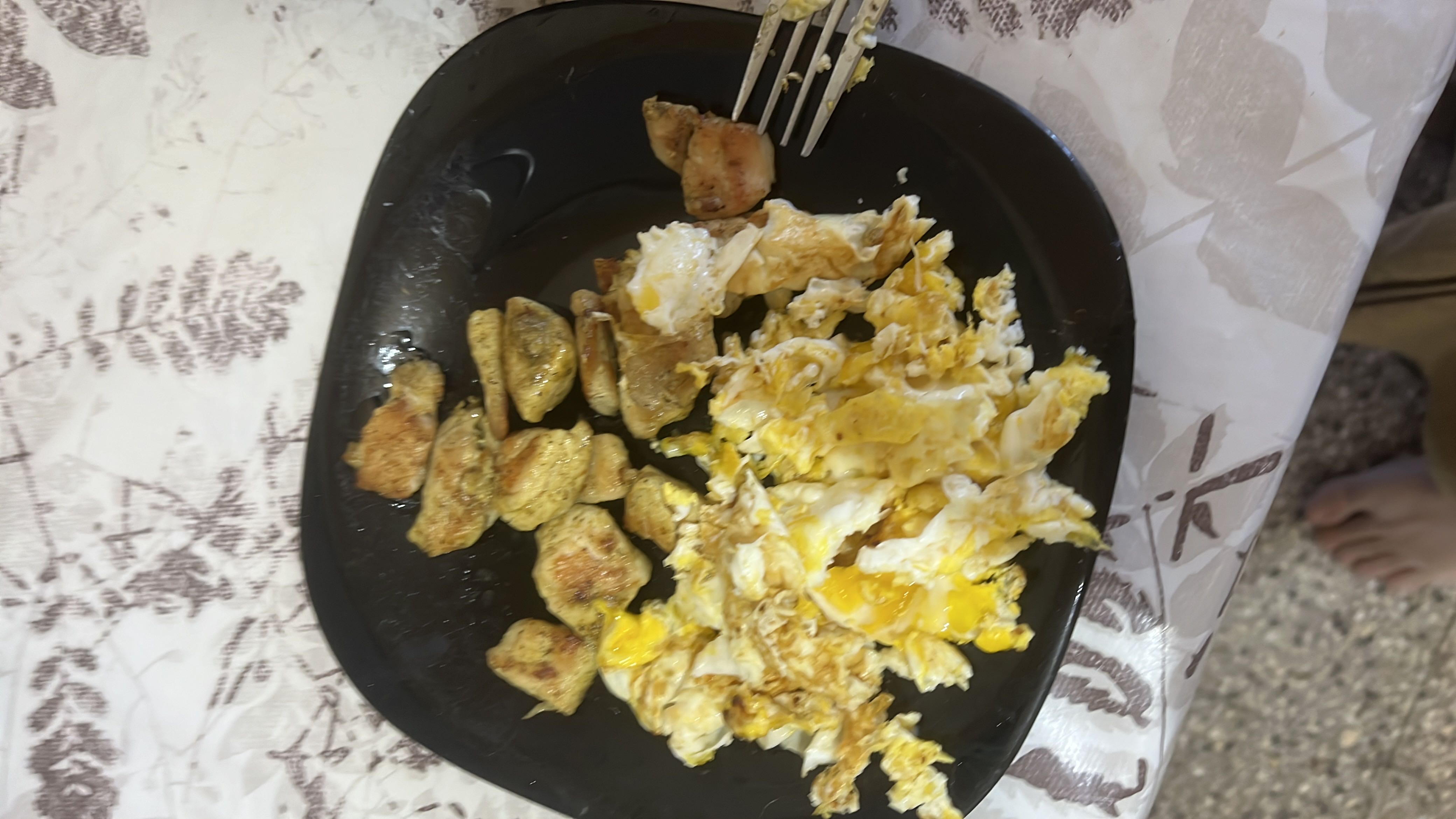 A high-protein meal consisting of scrambled eggs and grilled chicken, providing a balanced mix of fats and minimal carbohydrates.