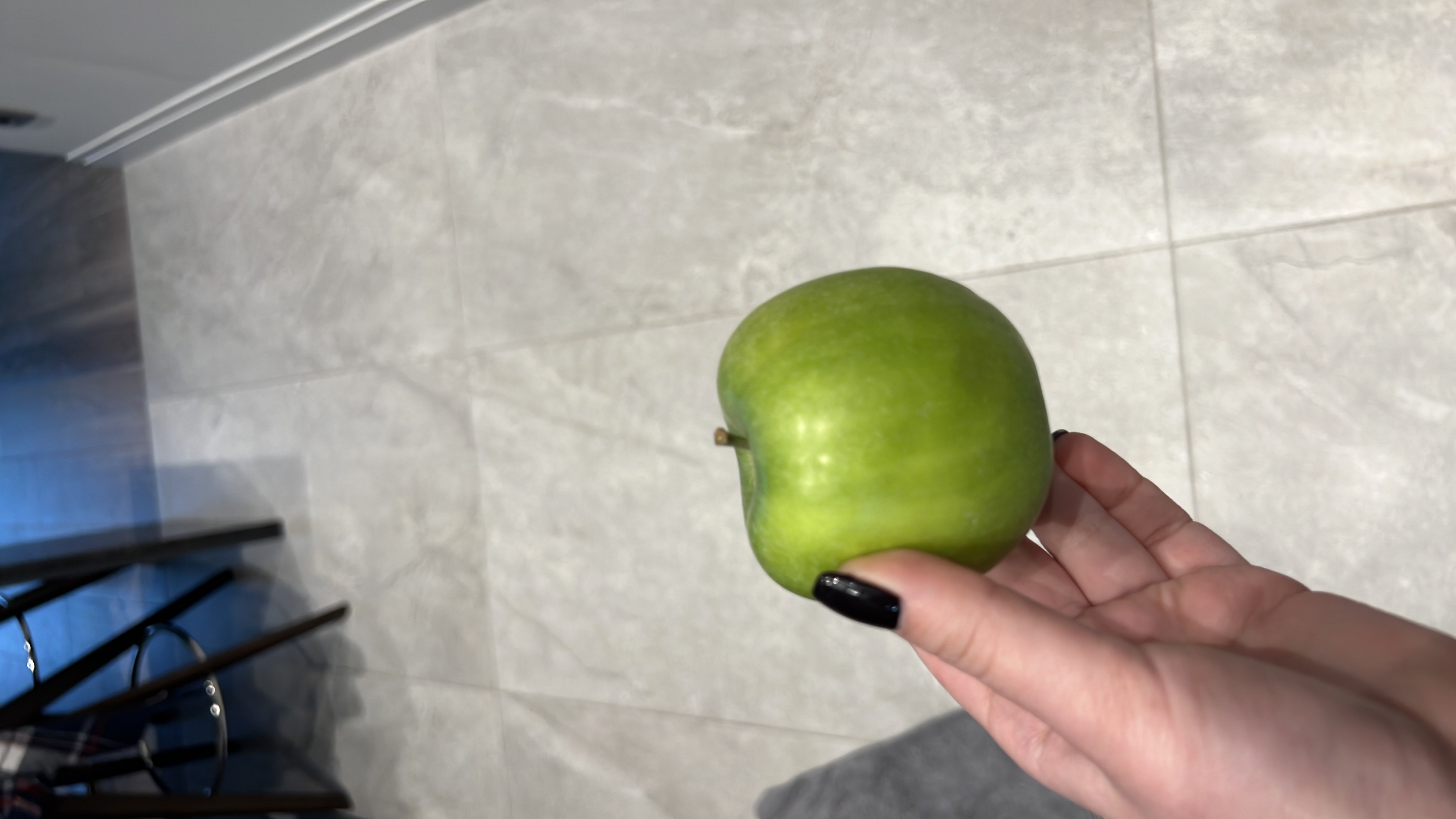 A fresh green apple, rich in fiber and vitamins, providing a healthy and low-calorie snack option.