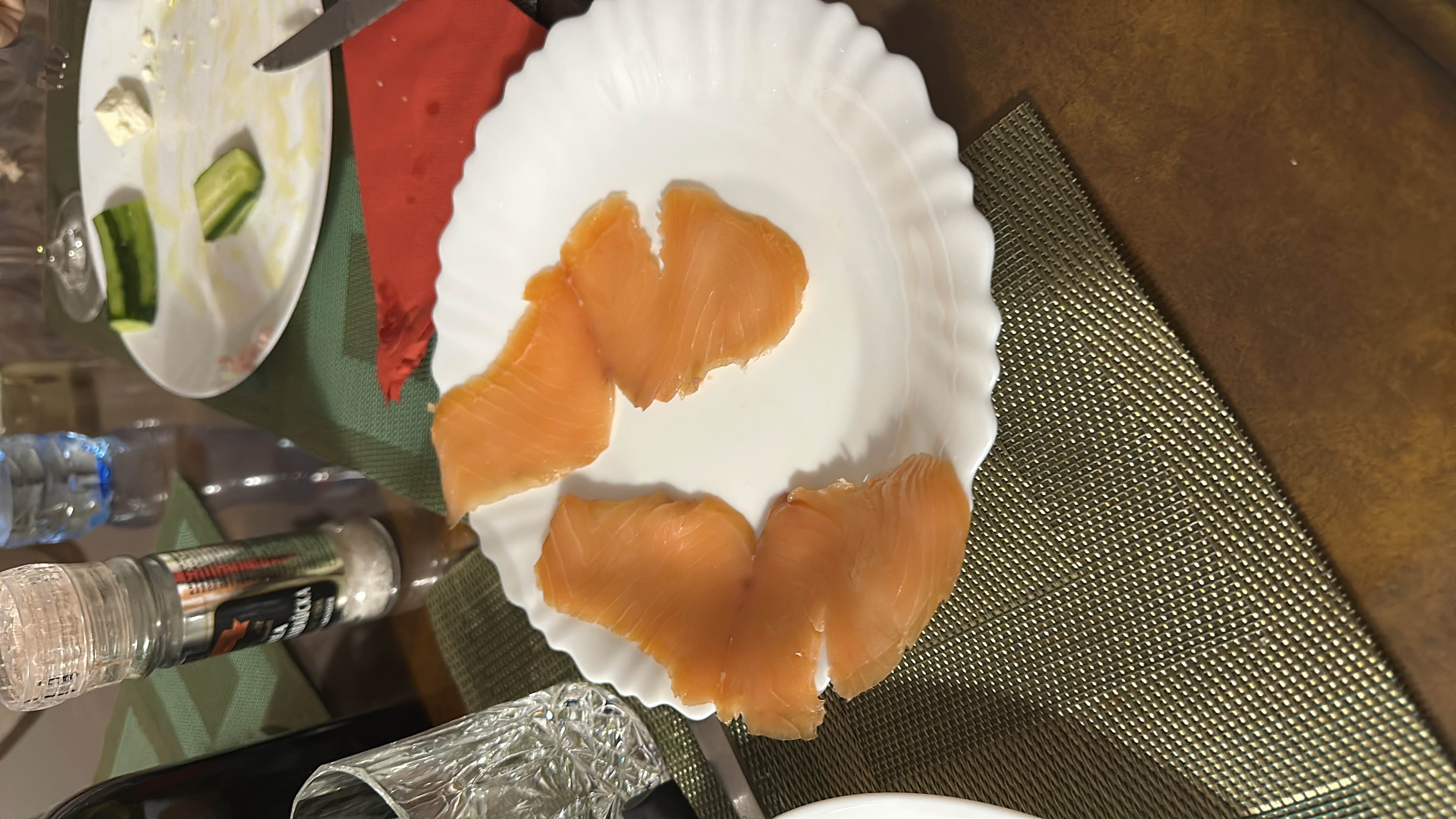 A plate of smoked salmon, a high-protein and healthy fat-rich food with no carbohydrates.