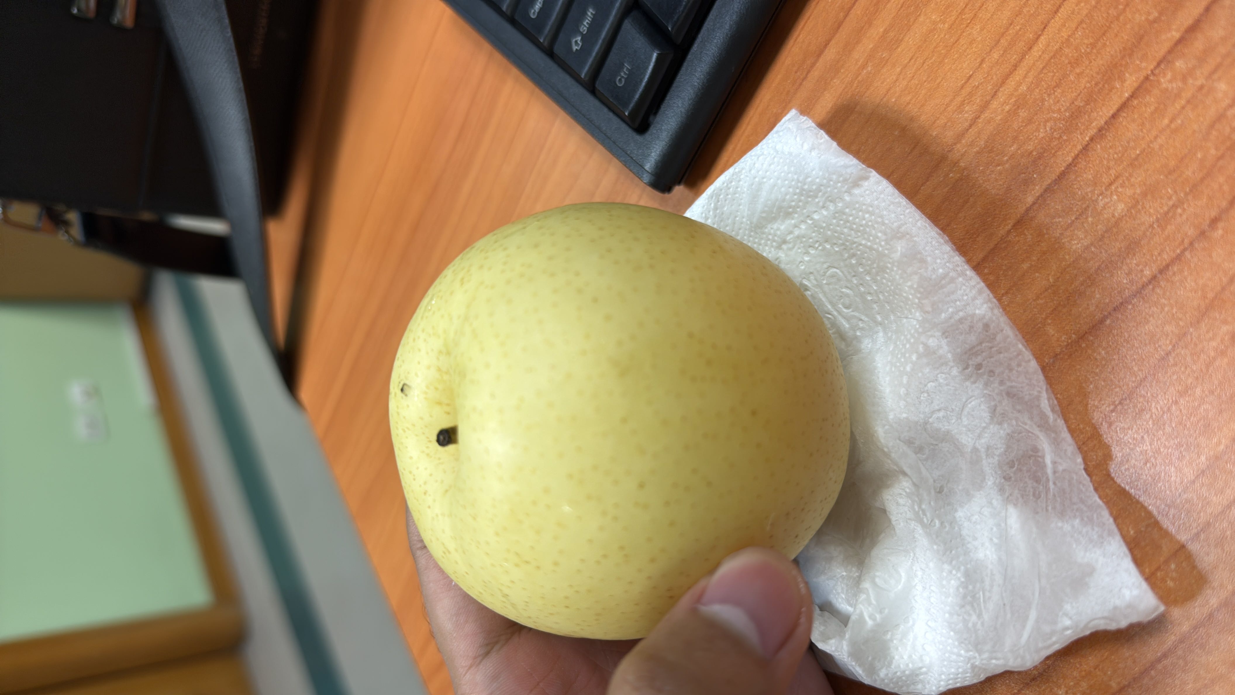 This image shows an Asian pear, a low-calorie fruit rich in fiber and hydration, making it a healthy snack option.