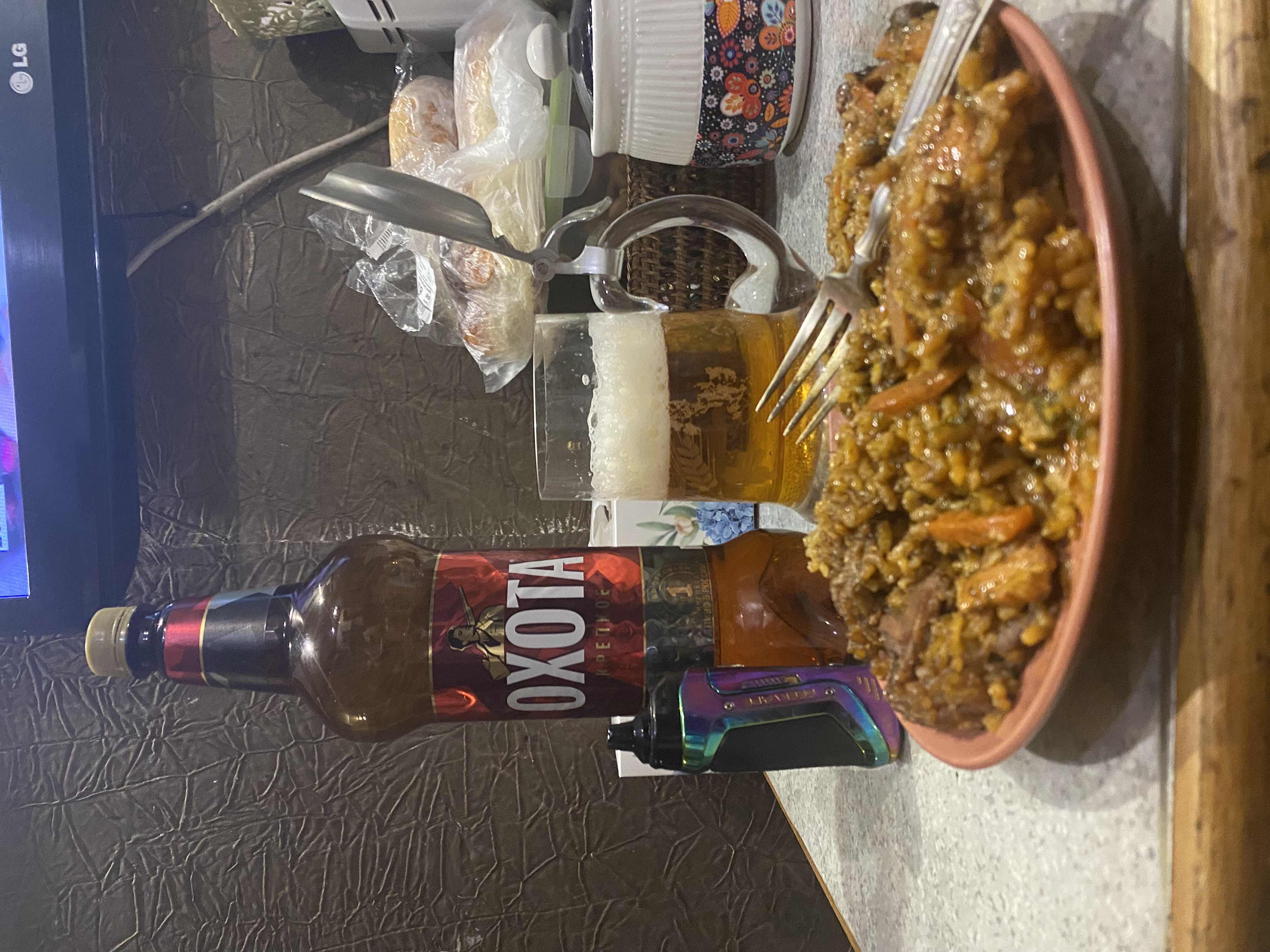 A plate of seasoned rice with beef and vegetables, accompanied by a glass of beer, totaling 900 calories.