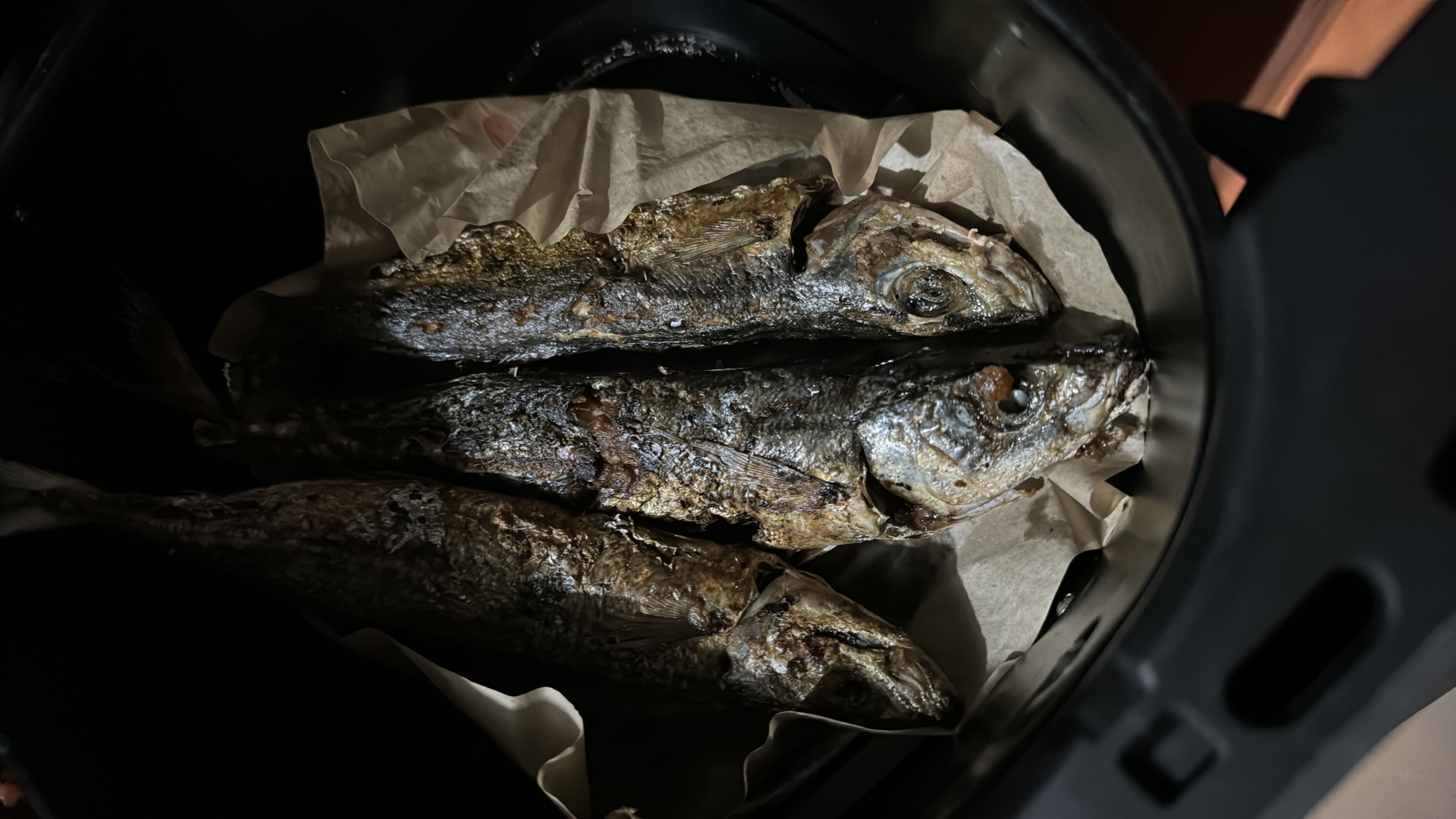 Air-fried mackerel, a high-protein and healthy fat-rich dish with no carbohydrates.