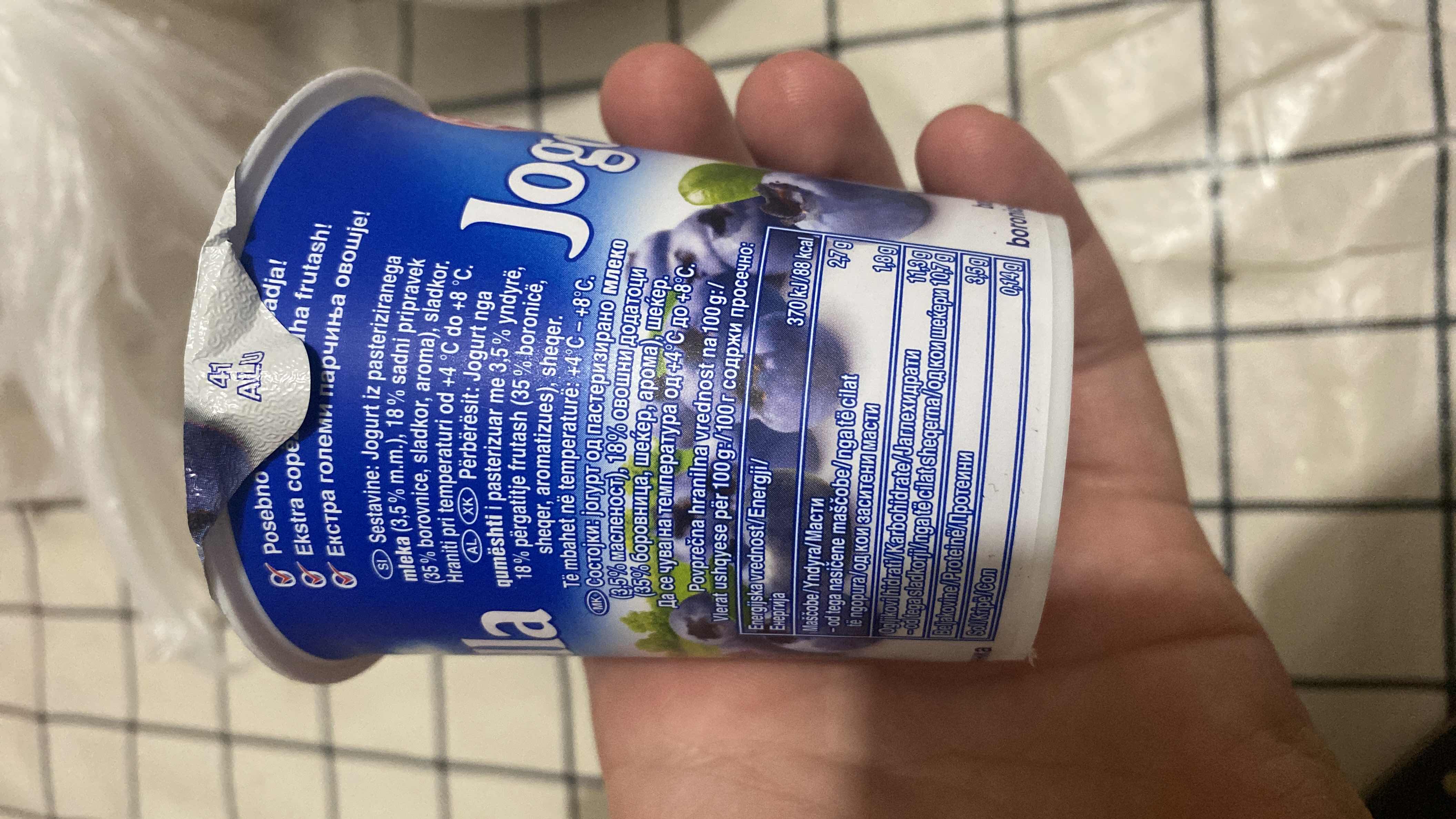 This is a blueberry yogurt made from pasteurized milk with 3.5% fat, containing 18% fruit preparation. It provides 88 kcal per 100g, with 3g of protein, 11g of carbohydrates, and 2g of fats.