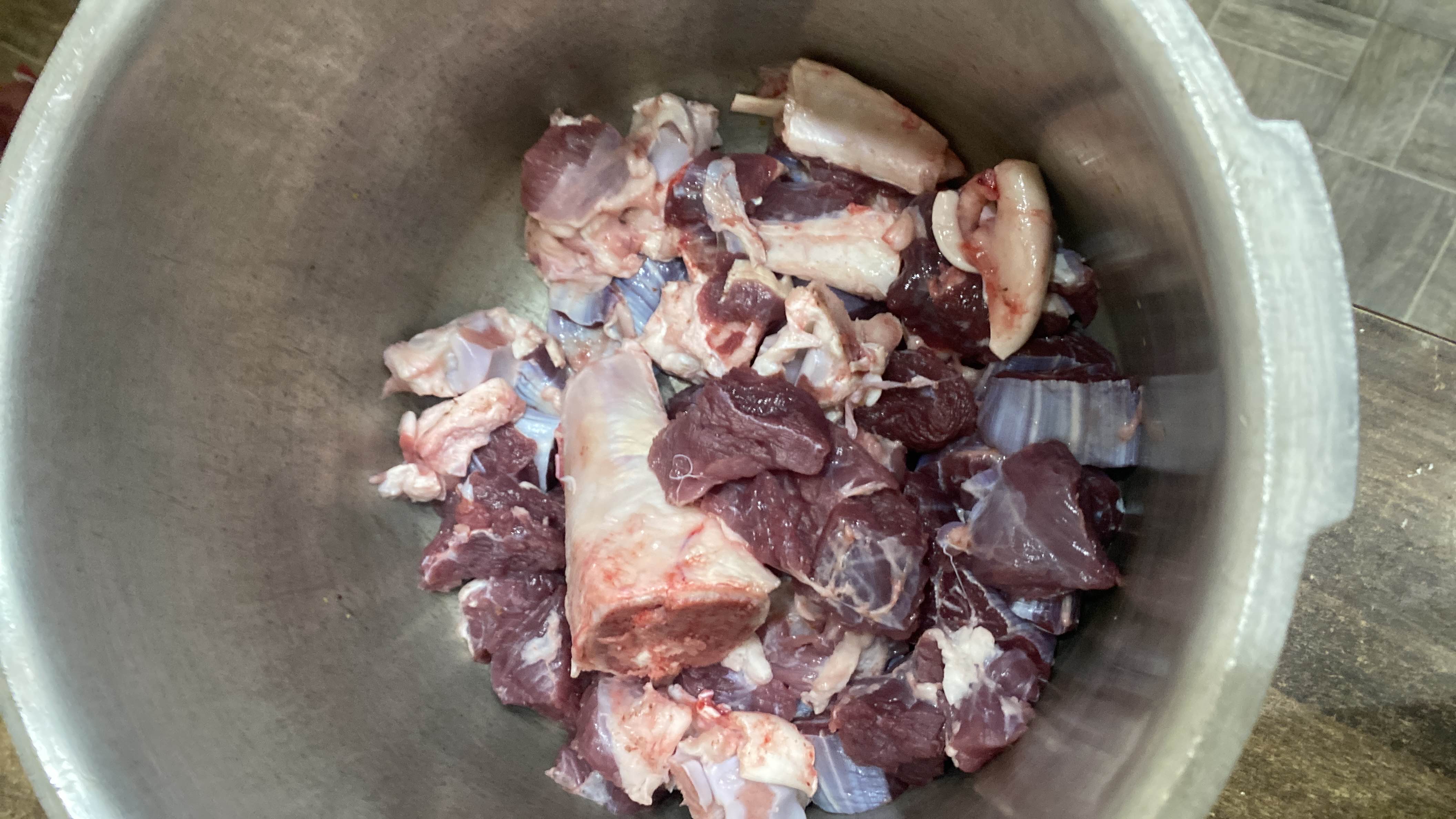 Raw beef pieces with bones and fat, commonly used for stews and broths, providing high protein and fat content.