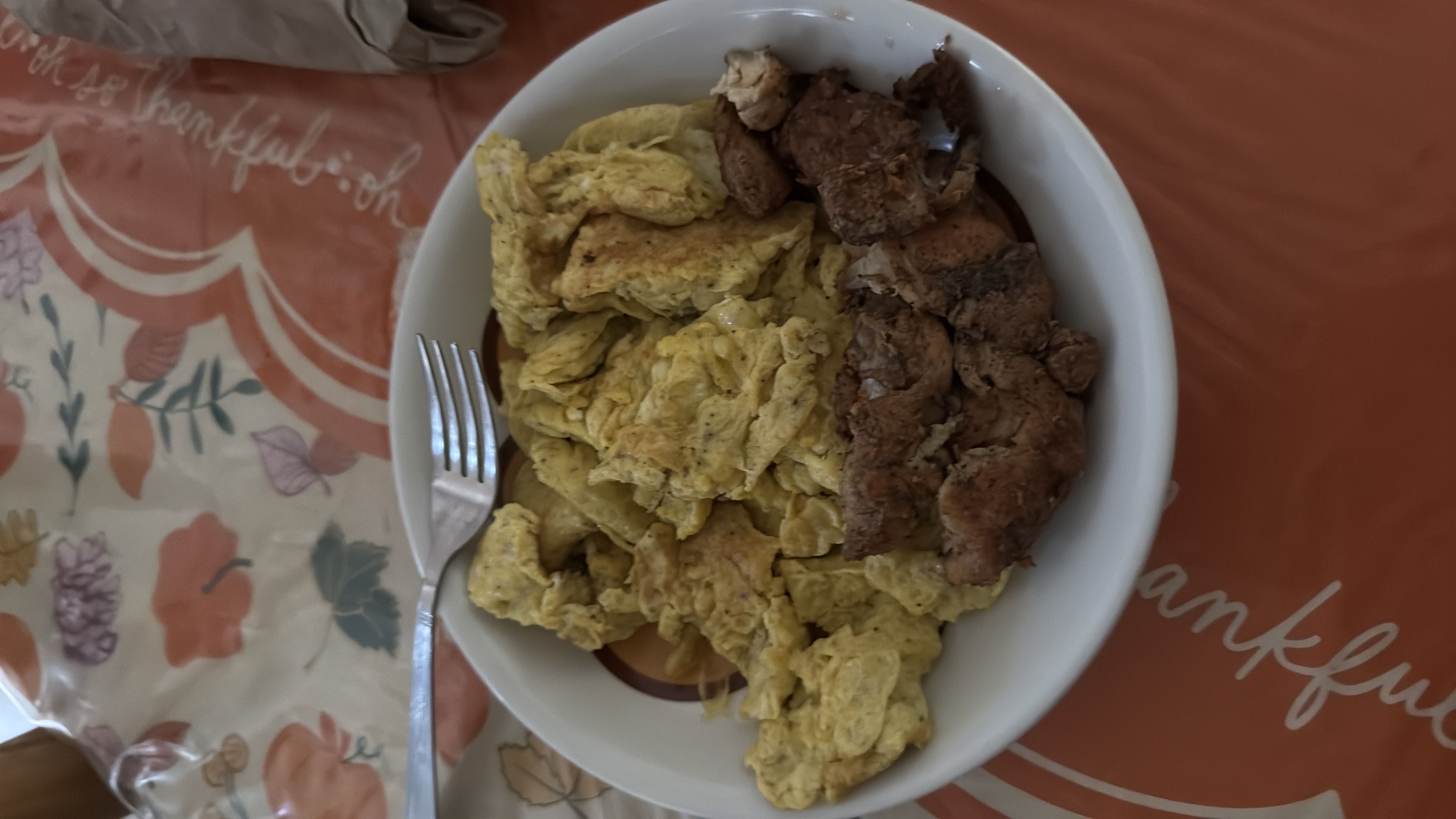 A high-protein meal featuring scrambled eggs and grilled chicken, offering a balanced intake of fats and protein with minimal carbohydrates.