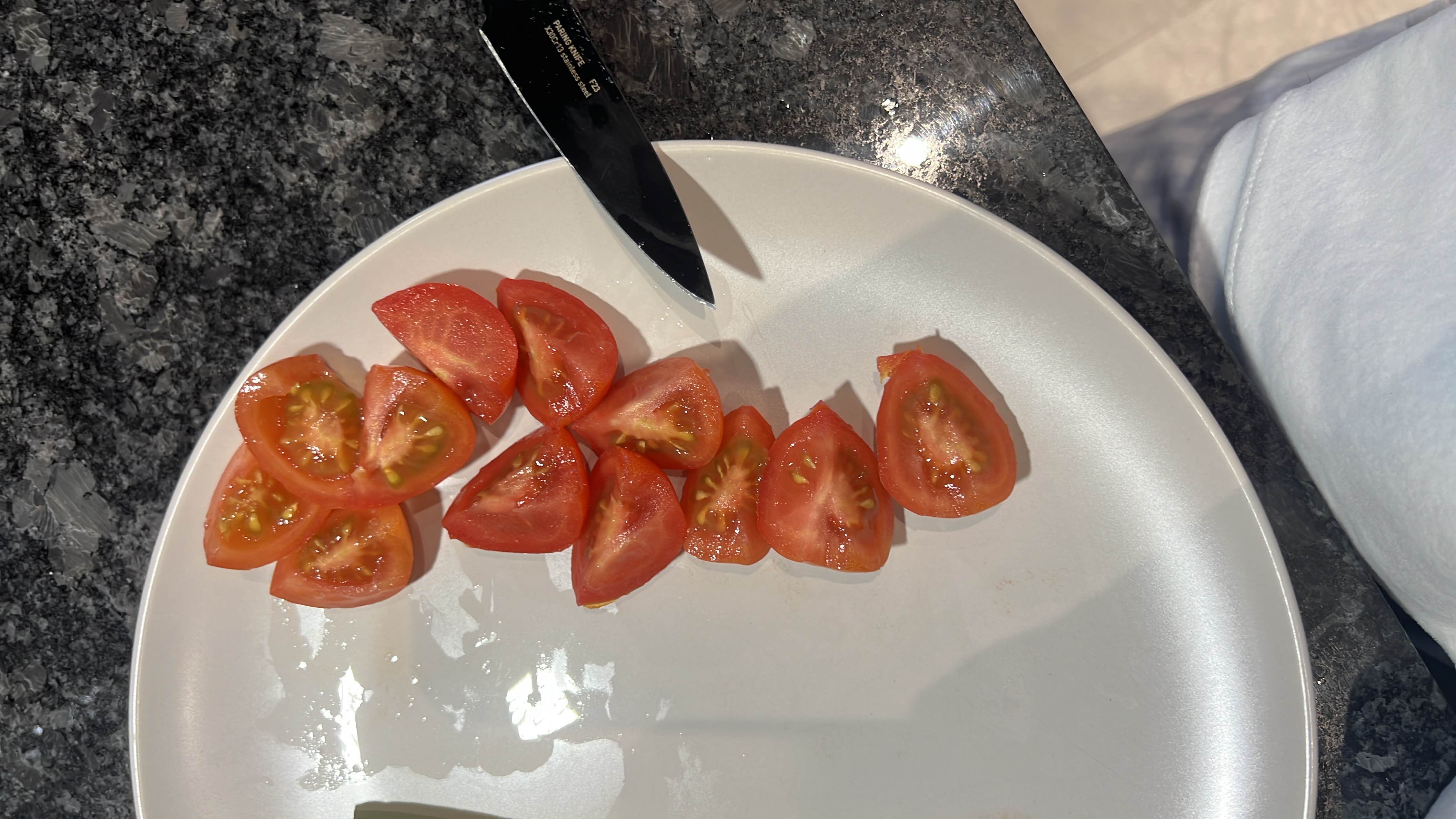 The image shows freshly sliced tomatoes on a plate, which are low in calories and rich in vitamins, making them a healthy food choice.