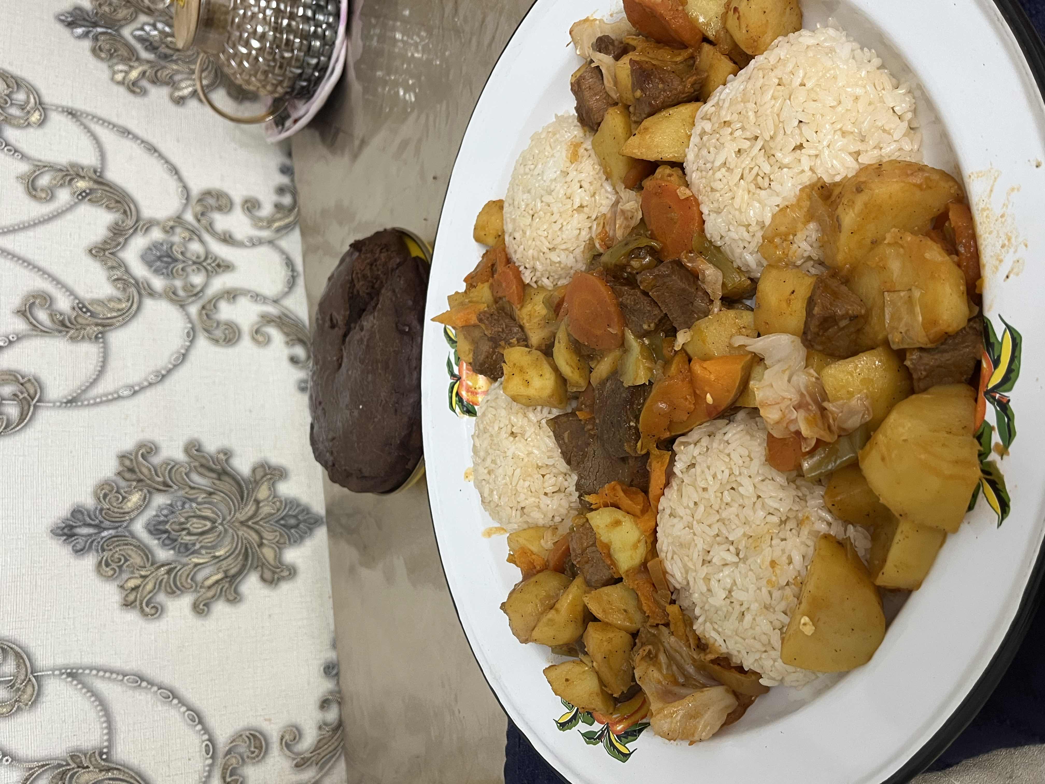 A balanced meal consisting of rice, beef, and vegetables, providing a good mix of protein, carbohydrates, and fats.