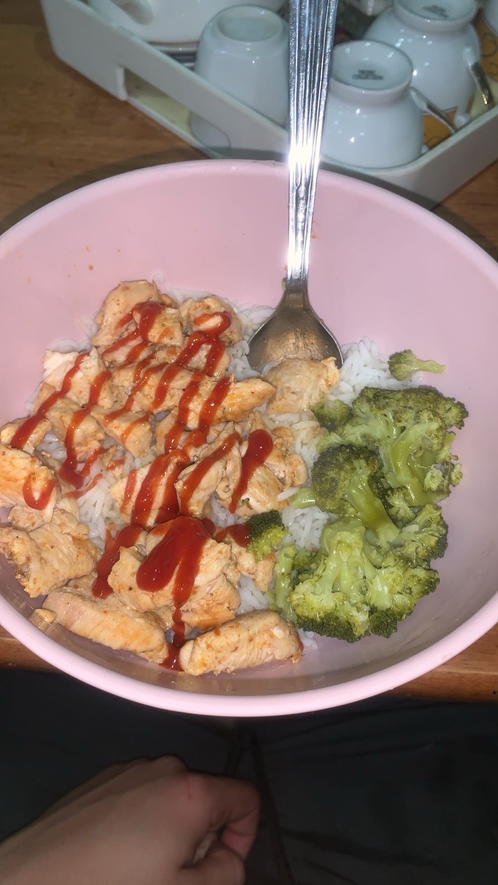 Un bol équilibré contenant du poulet grillé, du riz blanc, du brocoli et une sauce tomate légère.
