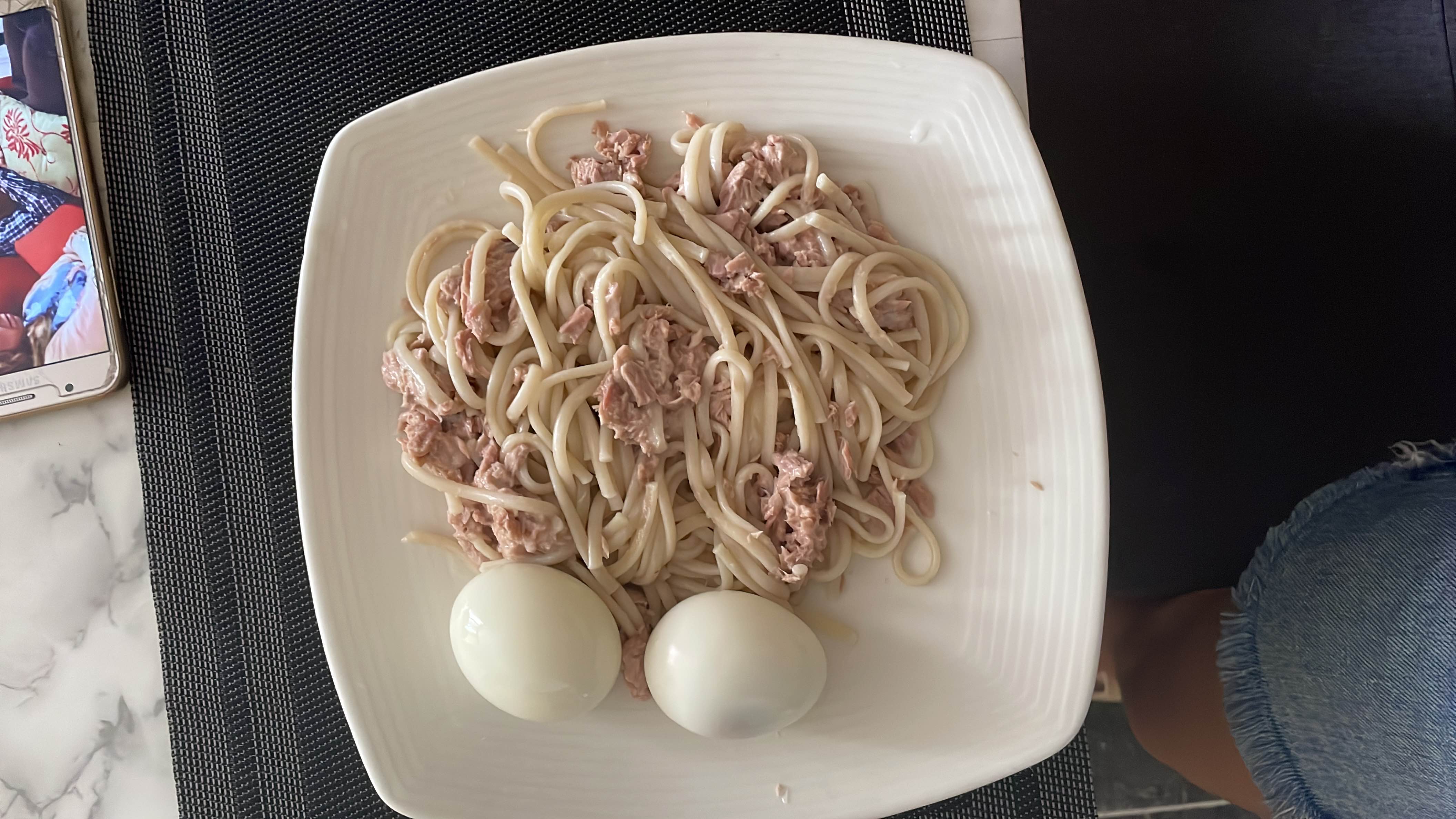 Pasta con atún y huevo