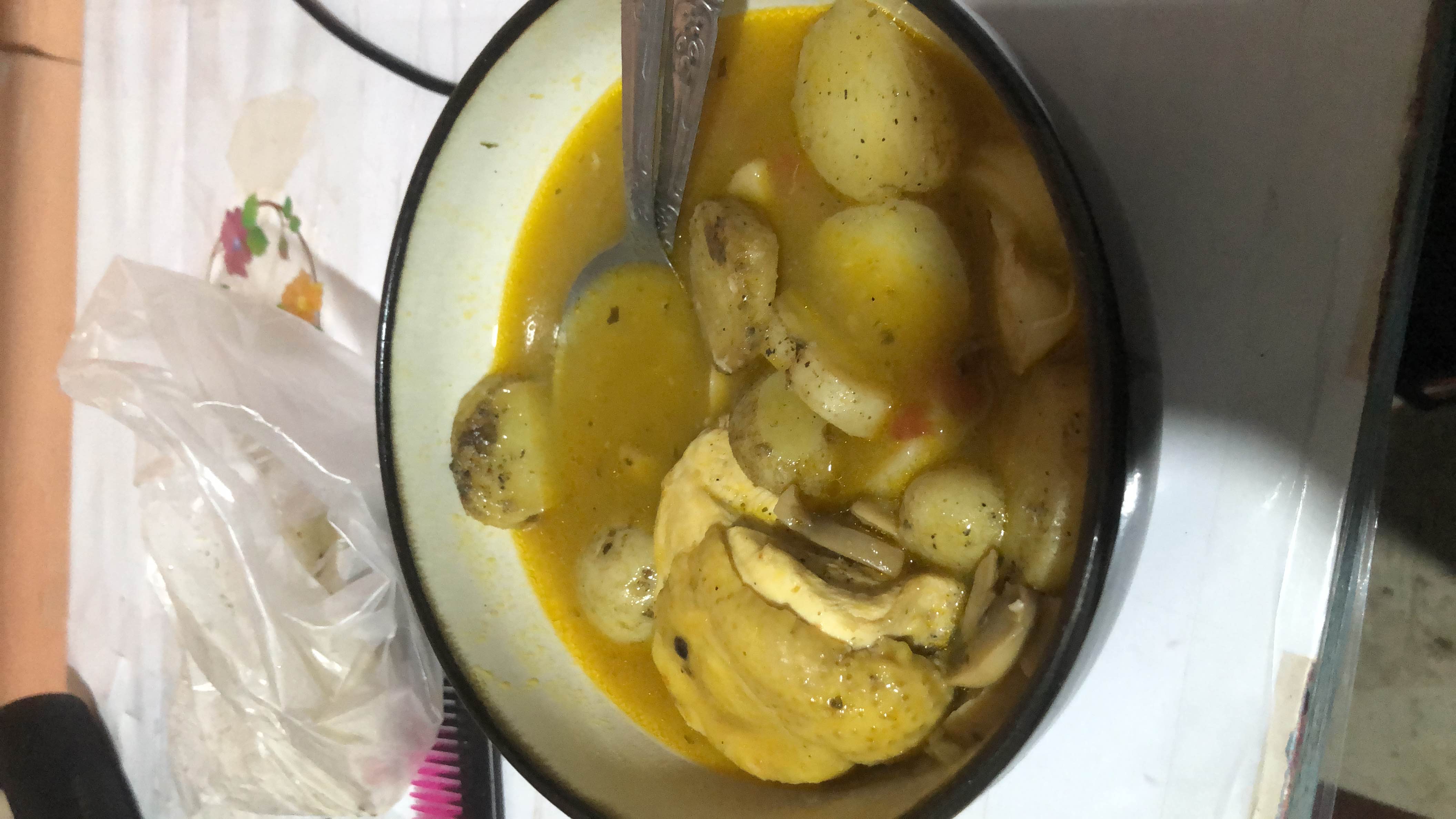 Sopa de pollo con papas