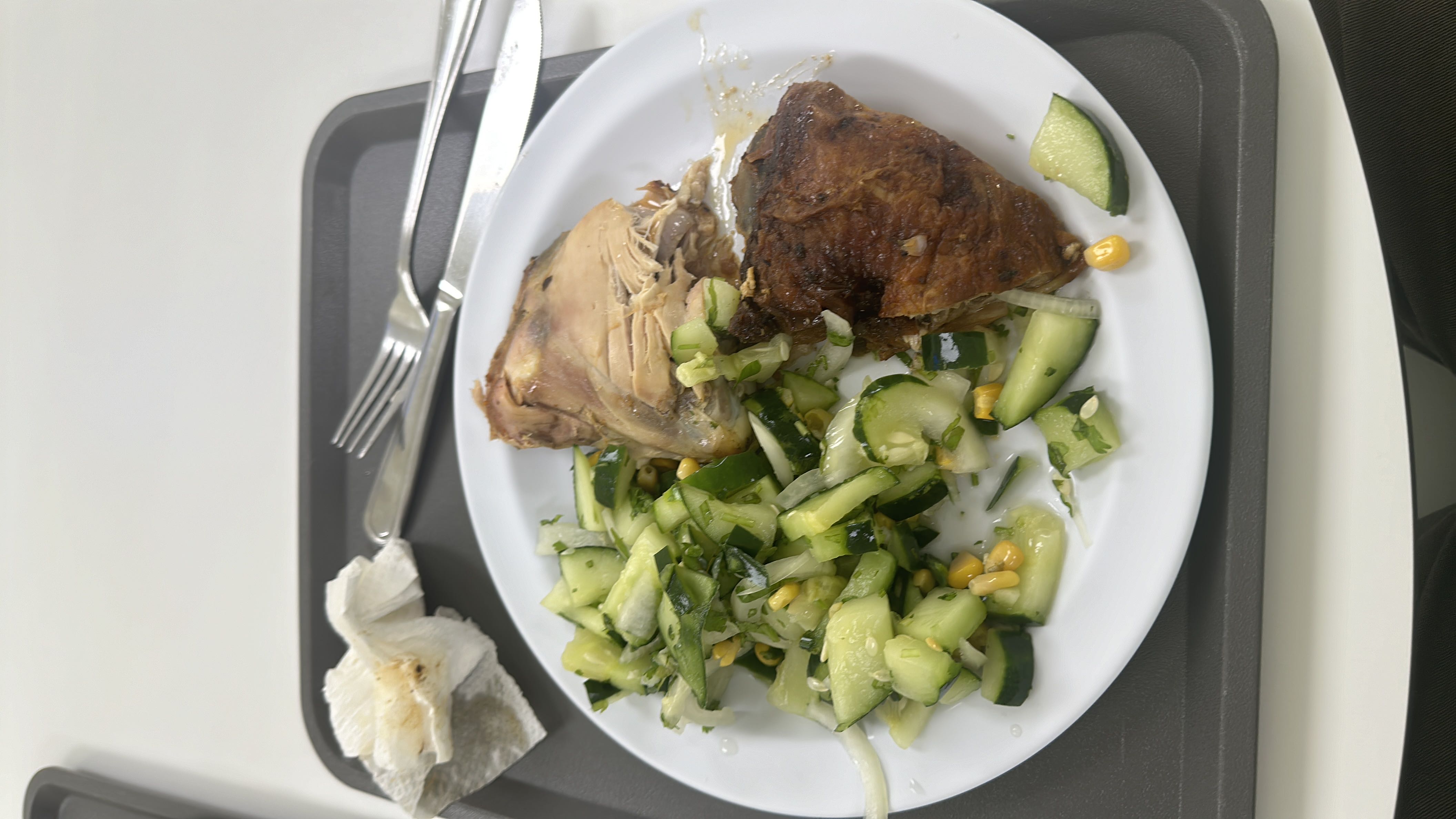 Pollo asado con ensalada