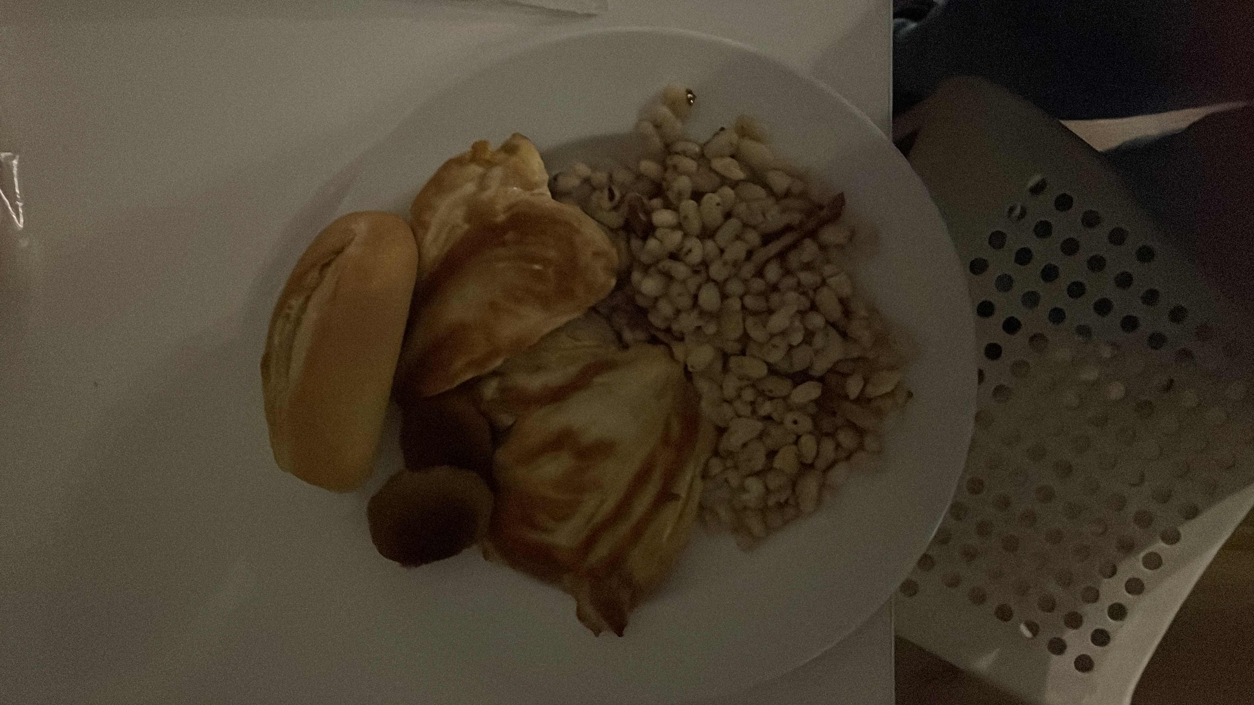 Plato de frijoles y pan