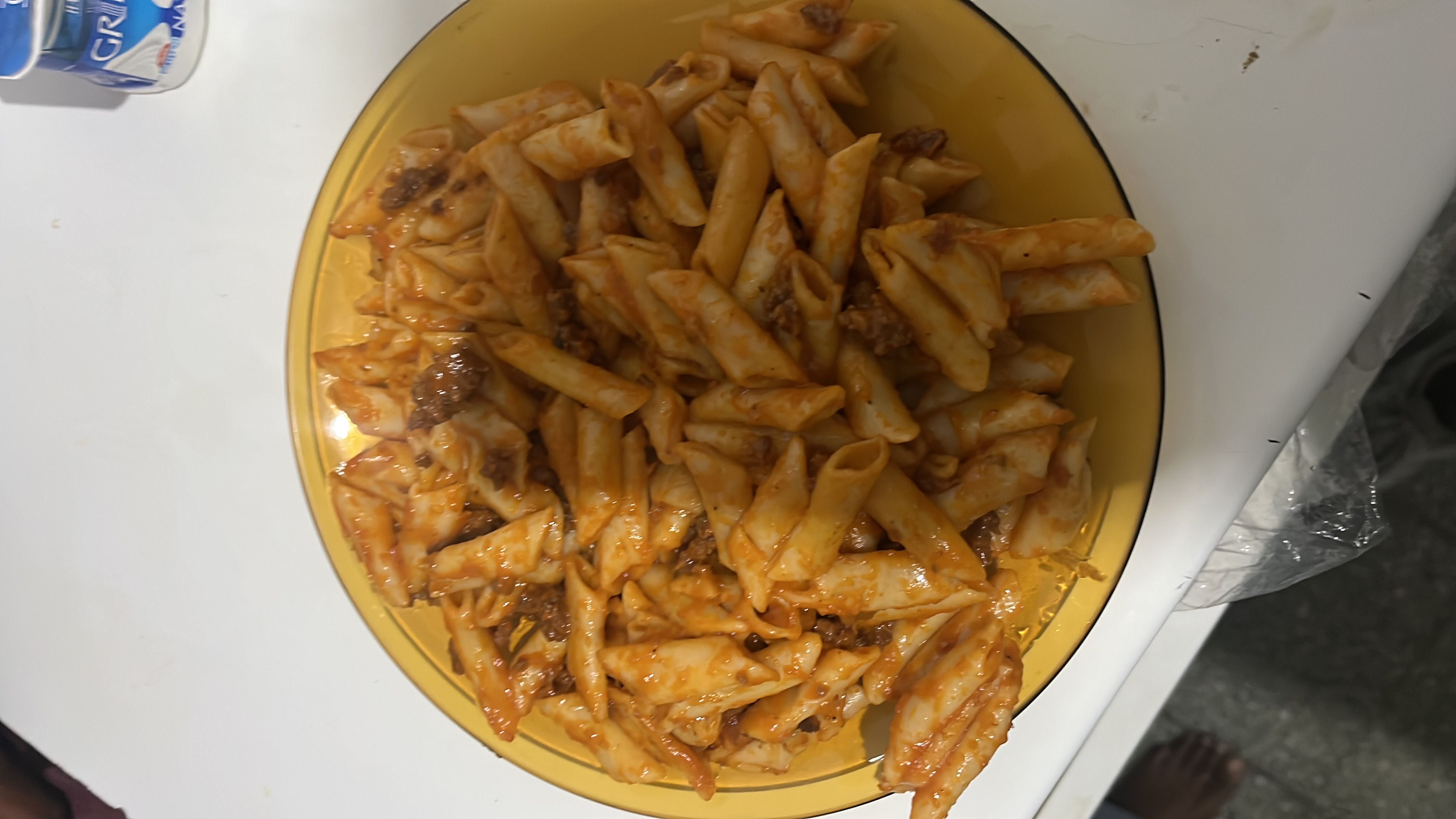 Pasta con carne y salsa