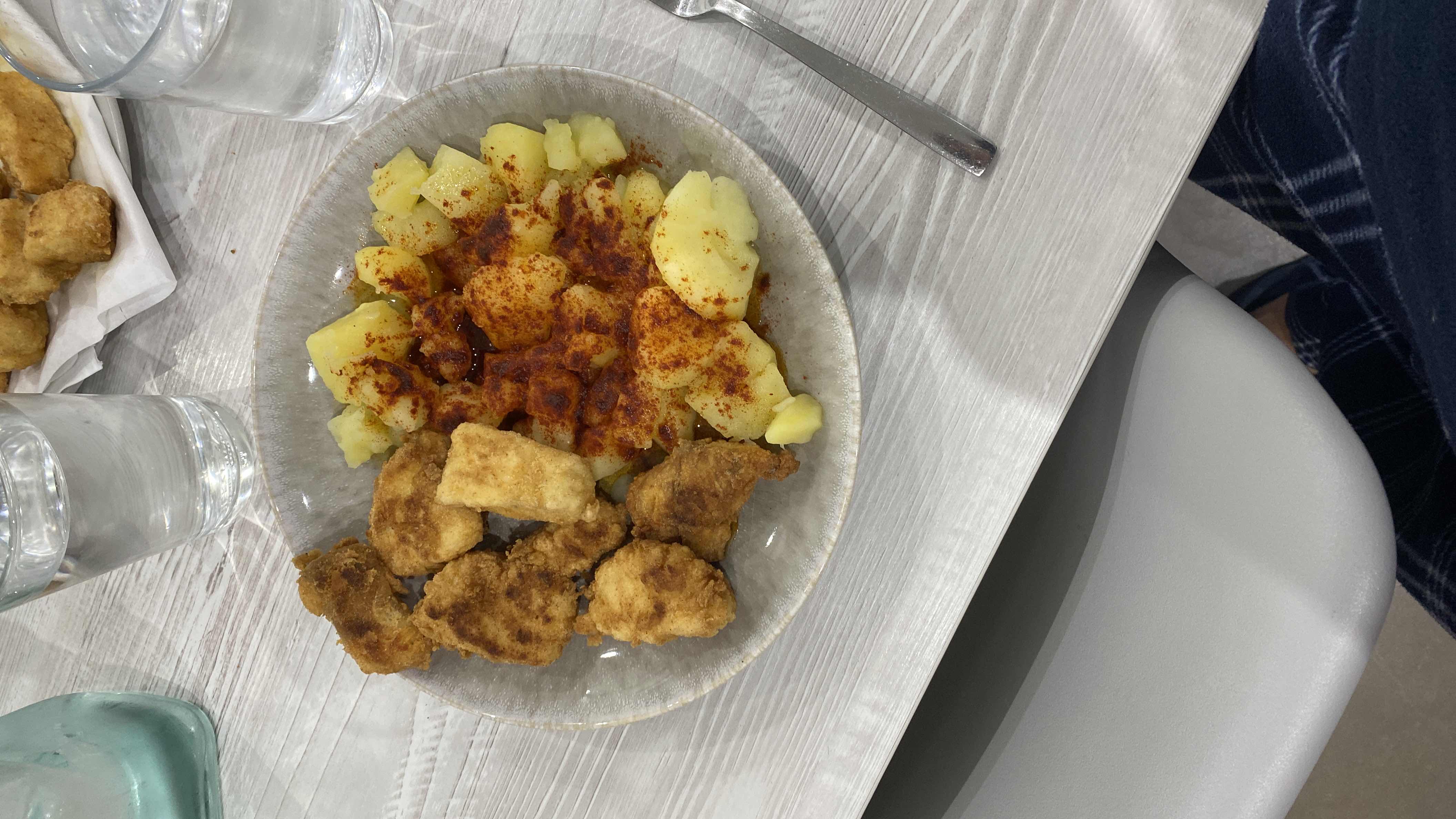Pollo rebozado con patatas