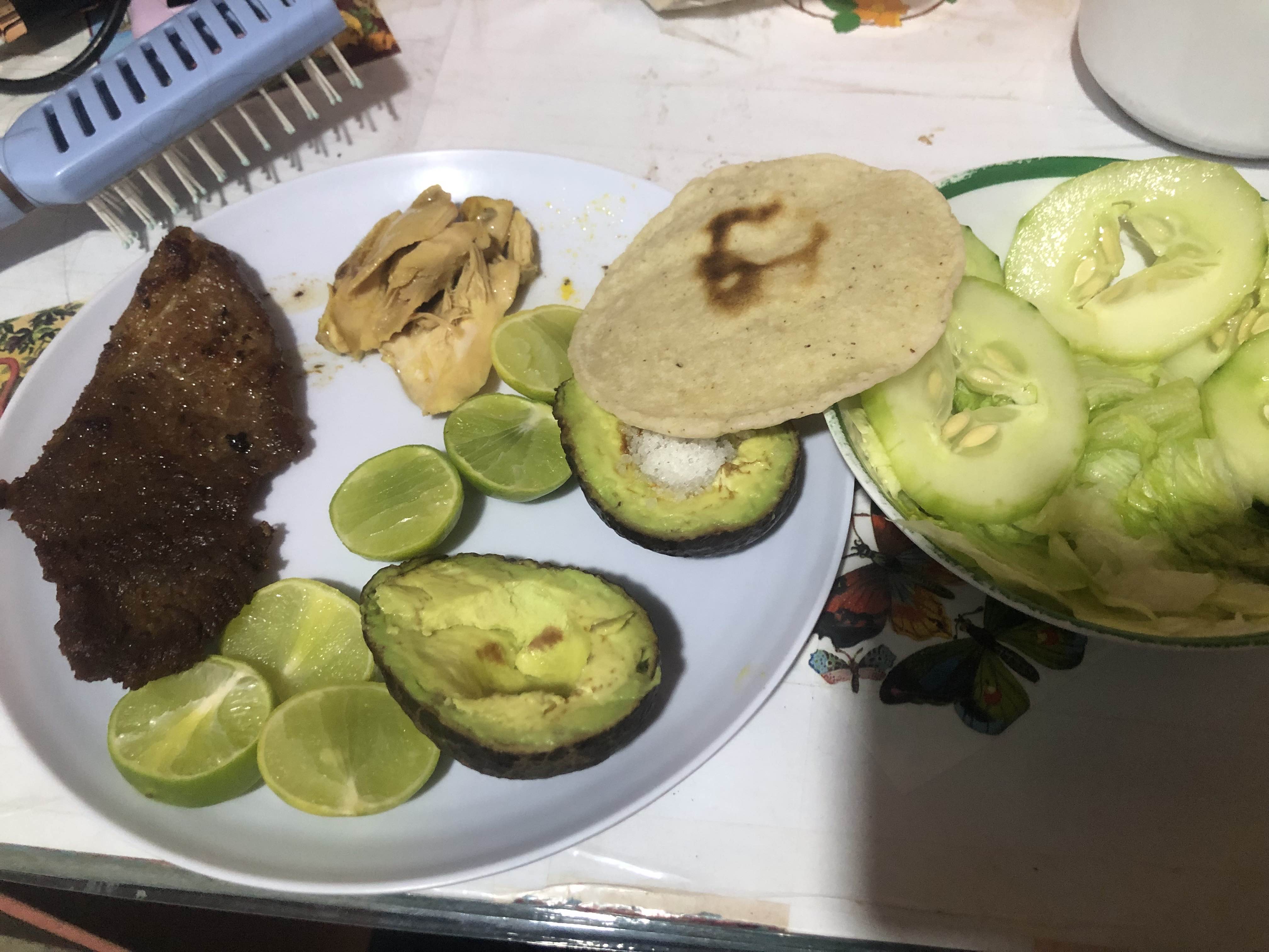 Carne asada con aguacate