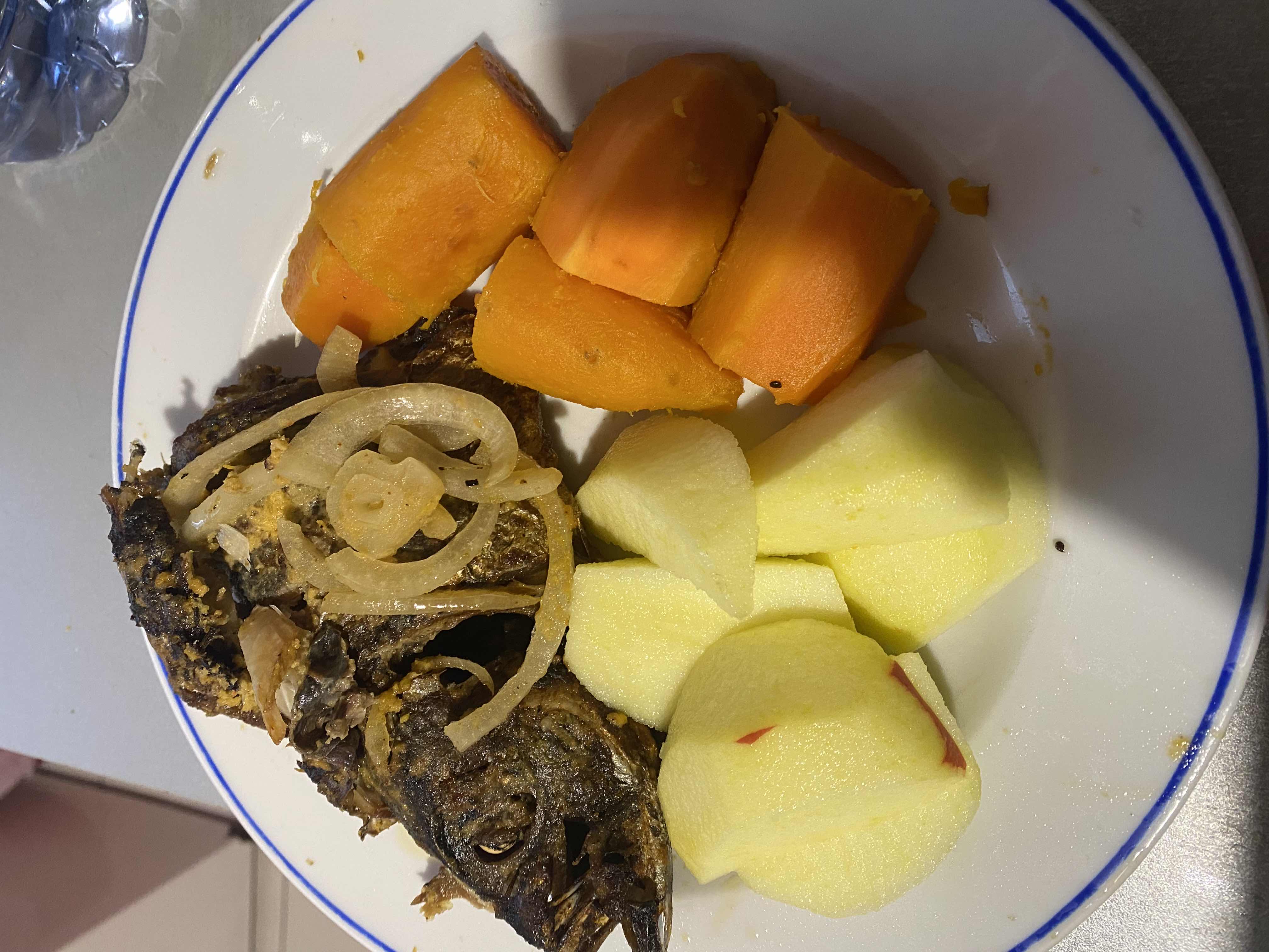 Poisson grillé avec légumes