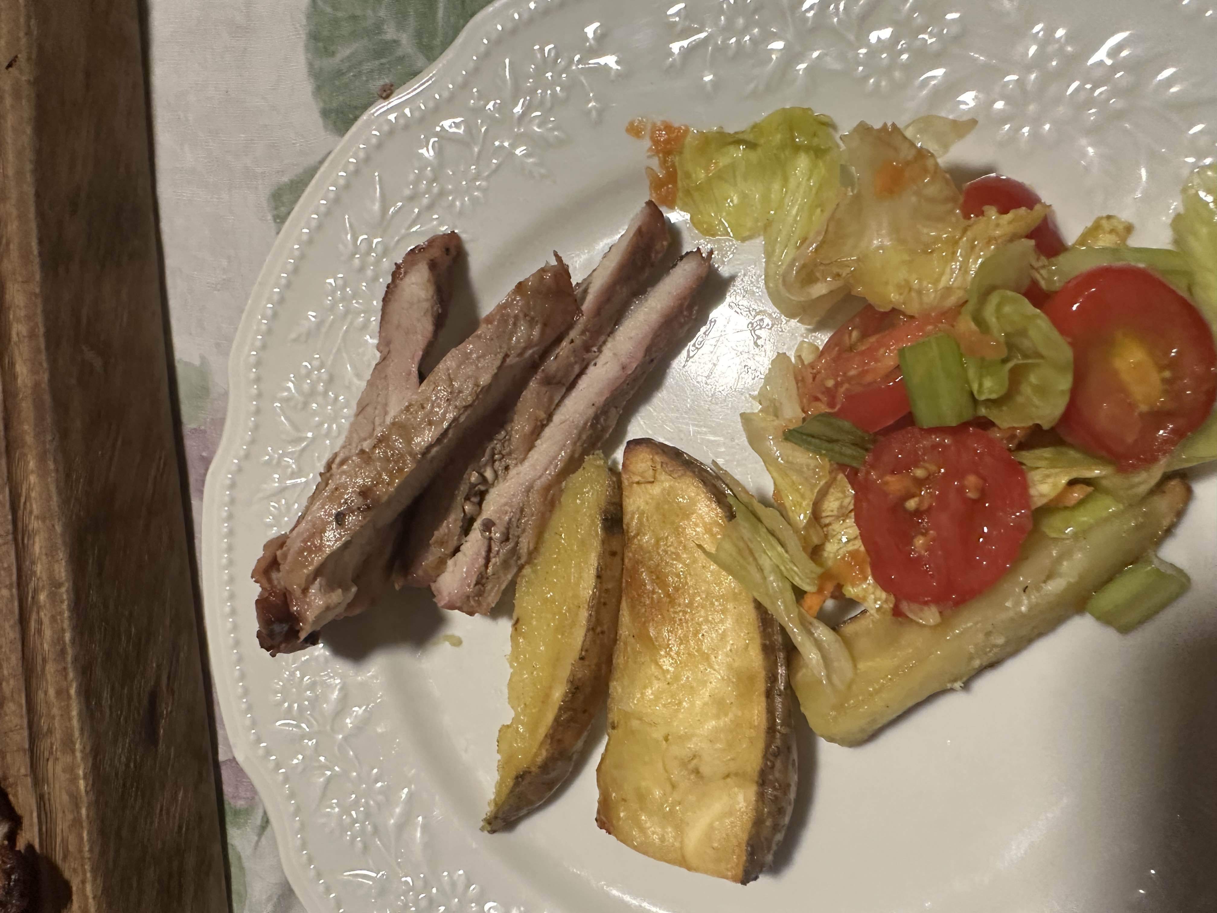 Carne asada con ensalada