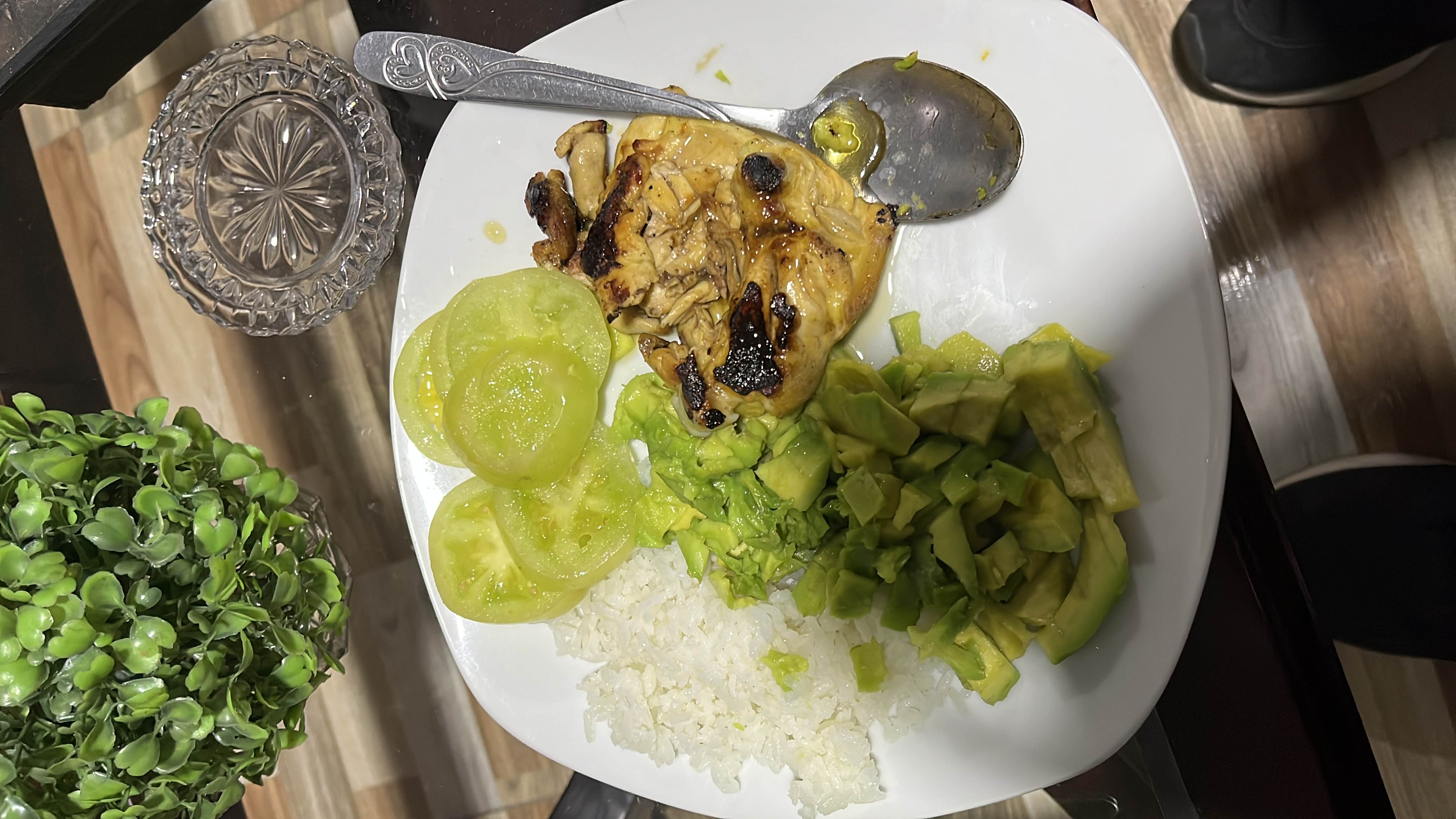 Pollo con arroz y aguacate
