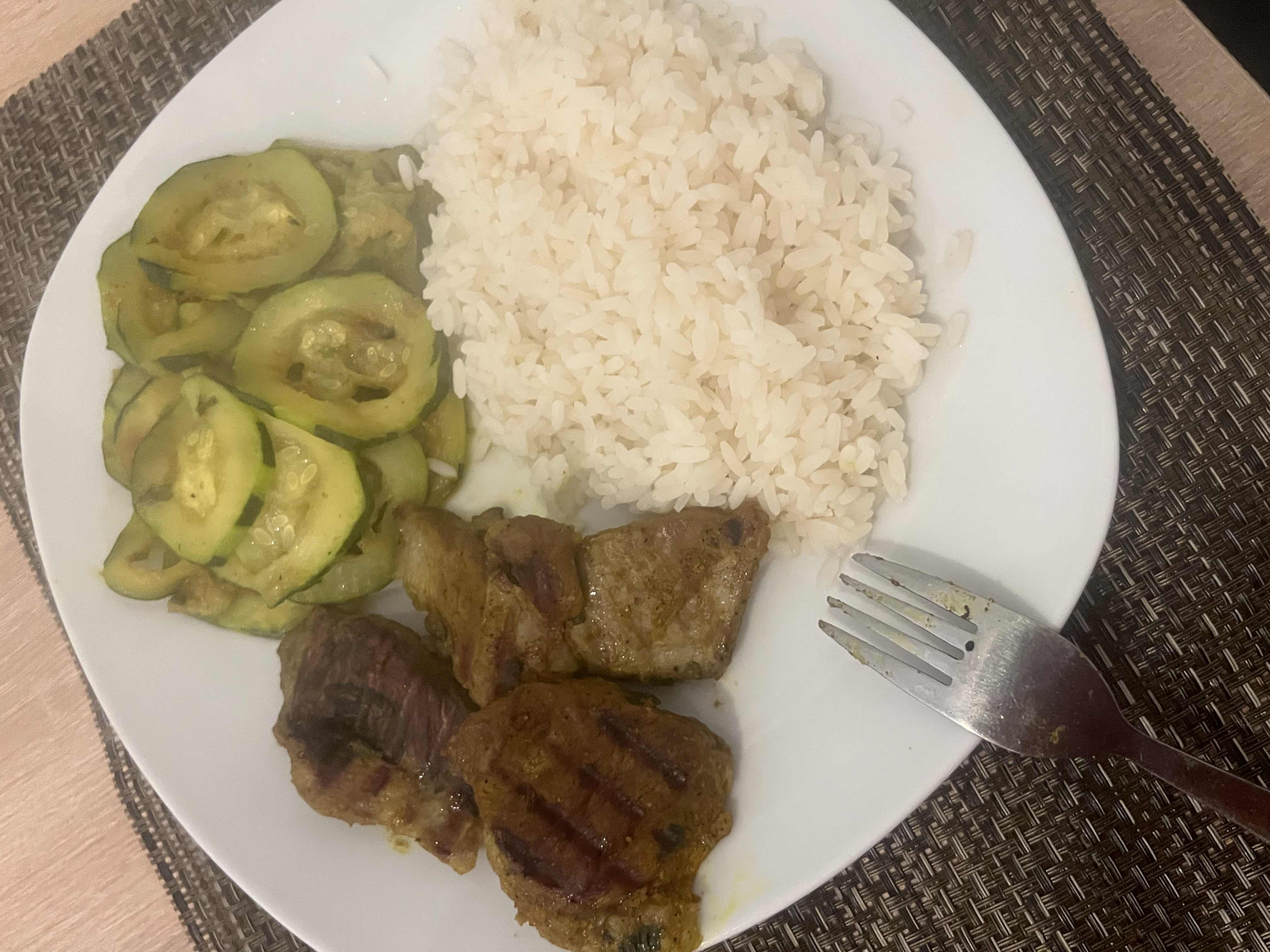 Gegrilltes Fleisch mit Reis