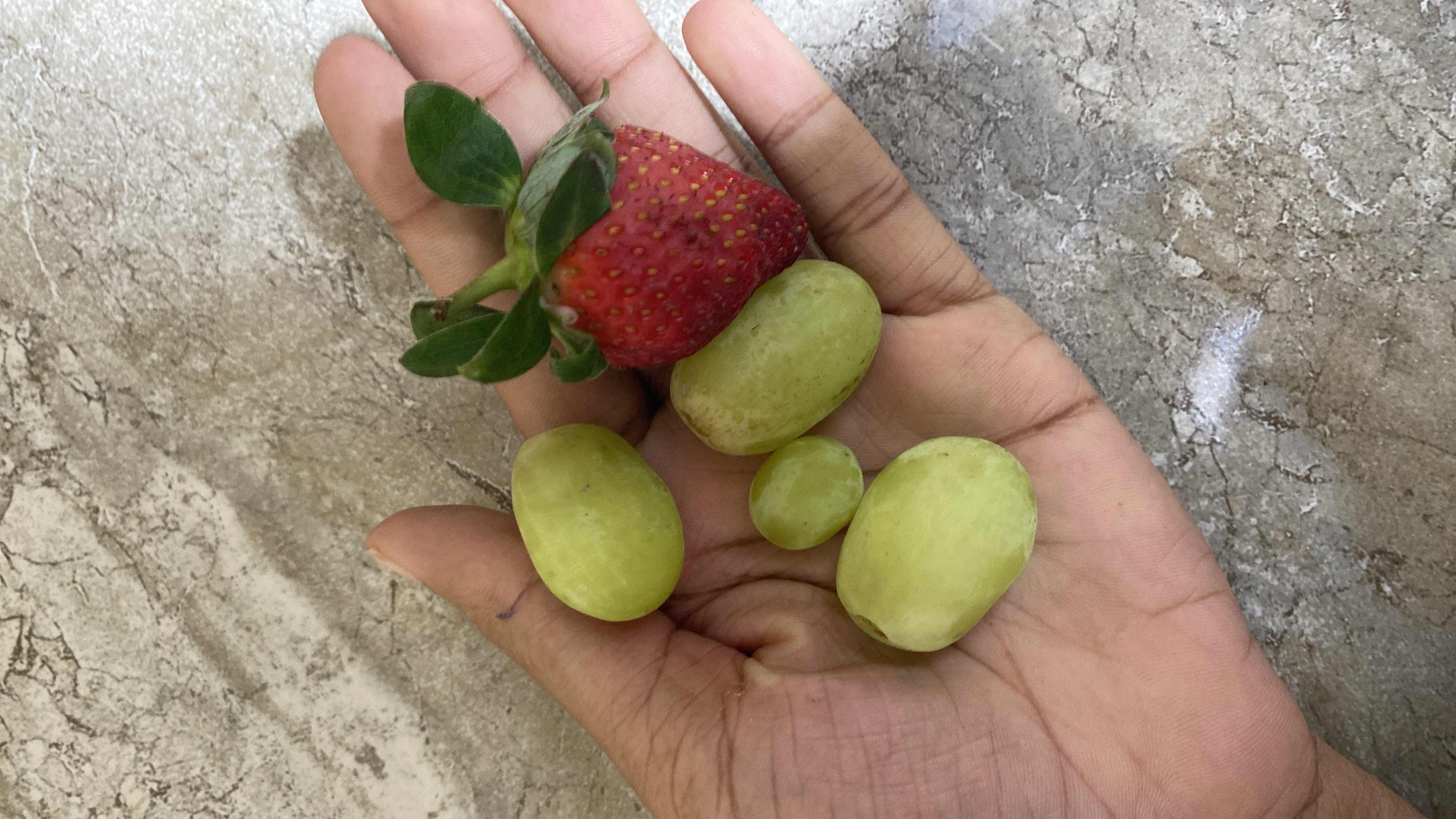 Uvas y fresa