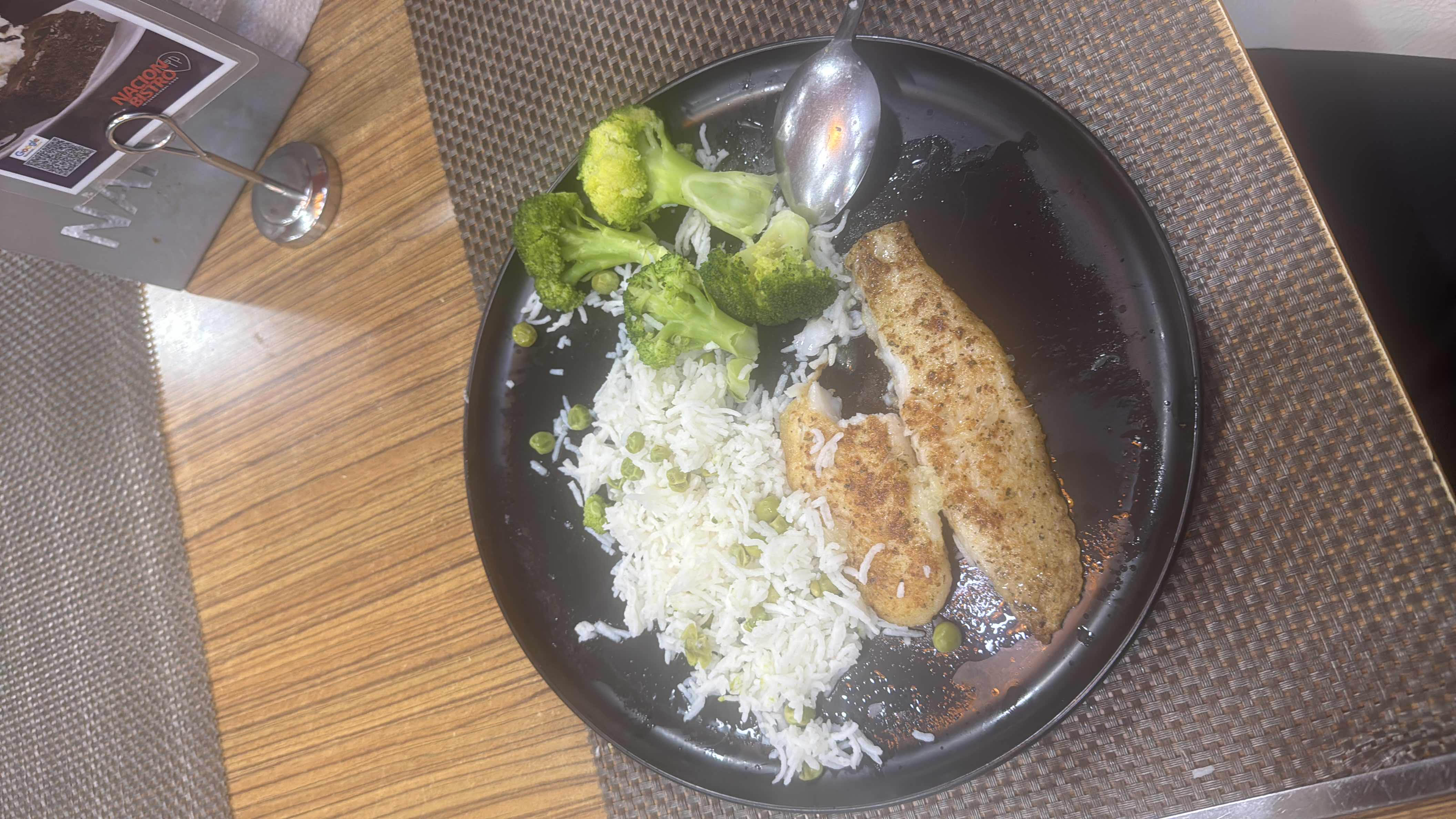 Pescado con arroz y brócoli