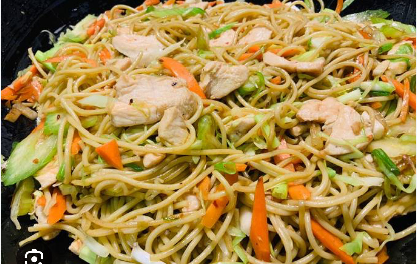 Fideos salteados con pollo