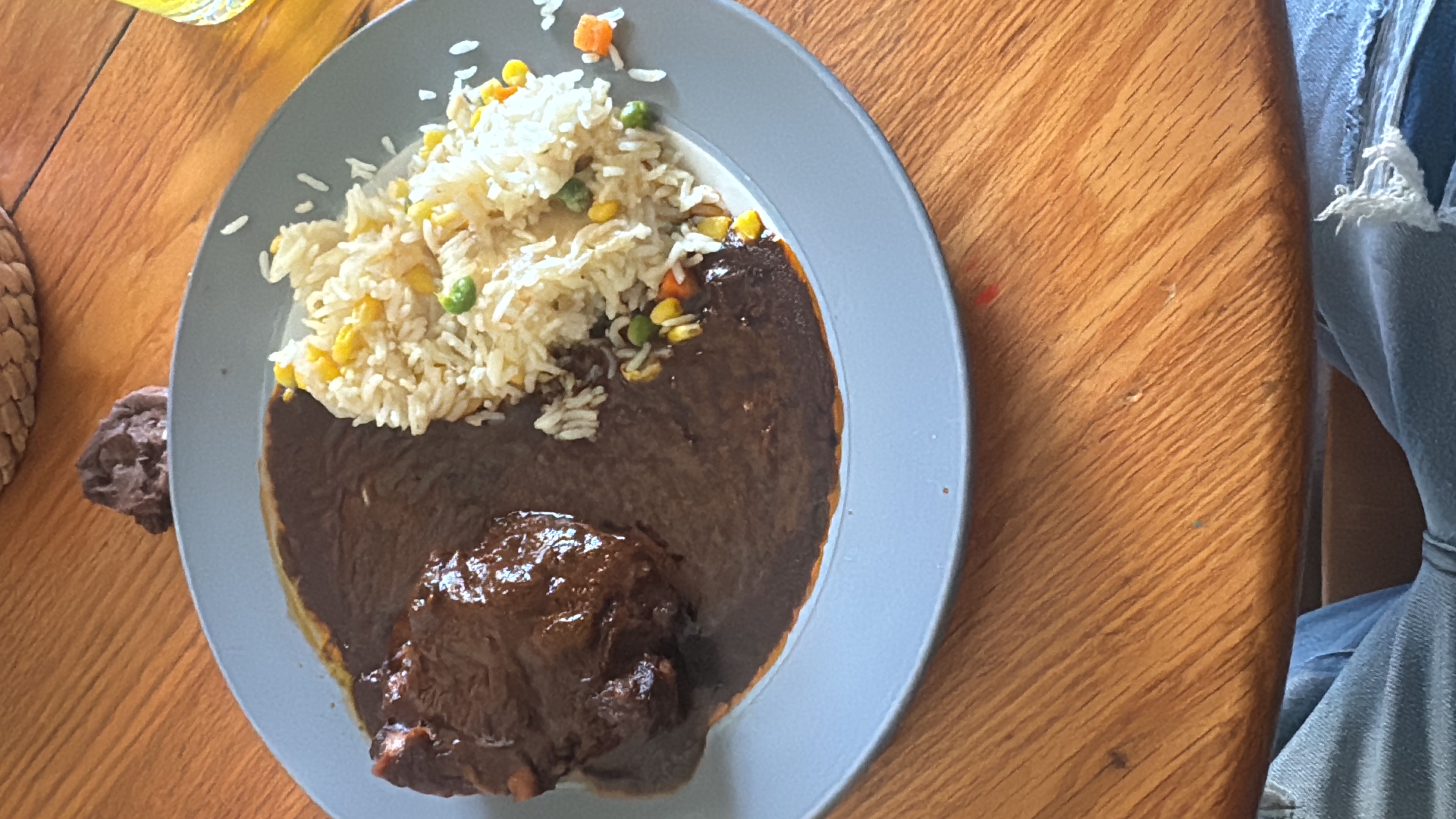 Pollo en mole con arroz