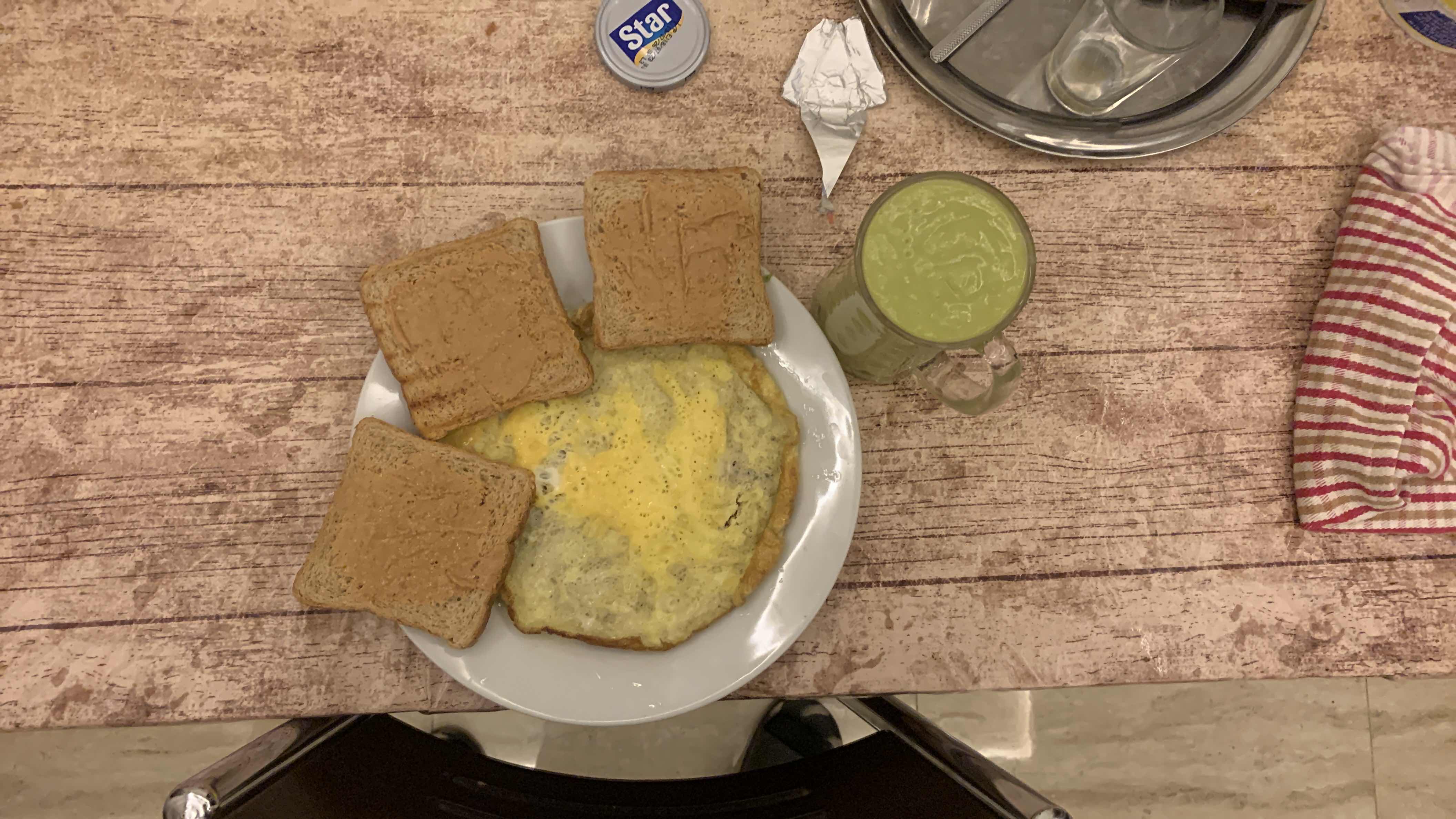 Omelette et pain grillé