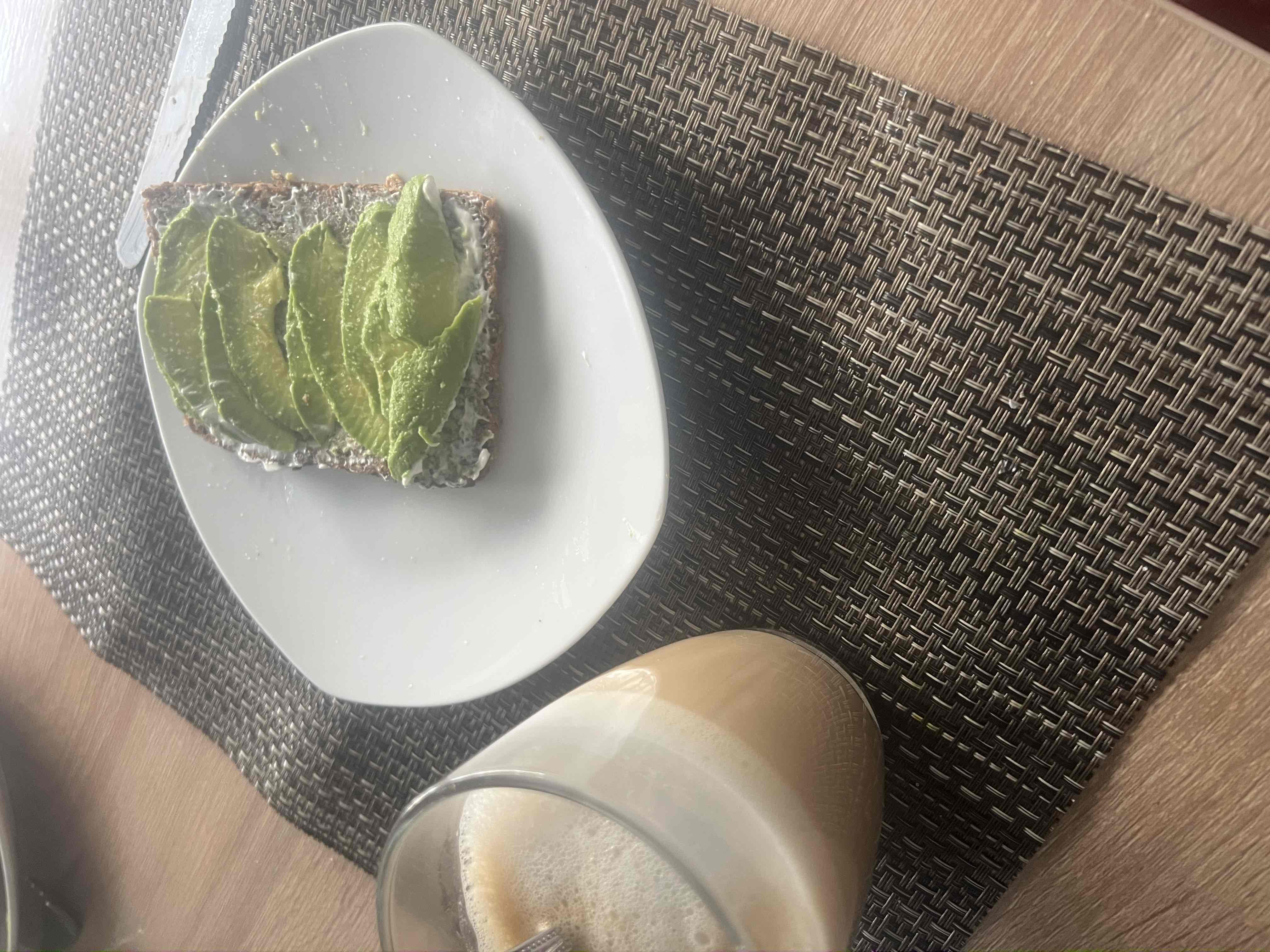 Avocado-Brot mit Kaffee