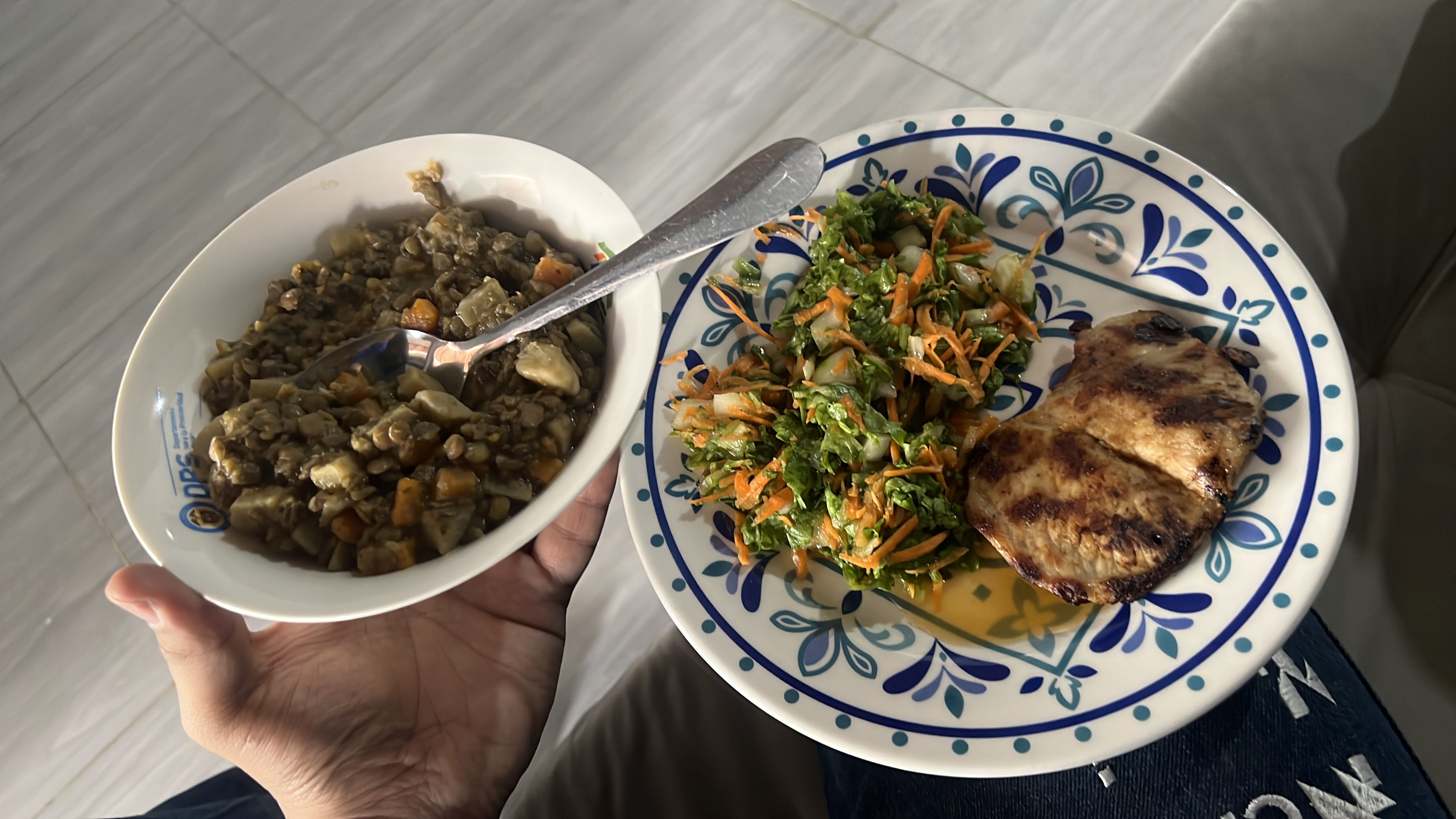 Pollo con ensalada y lentejas