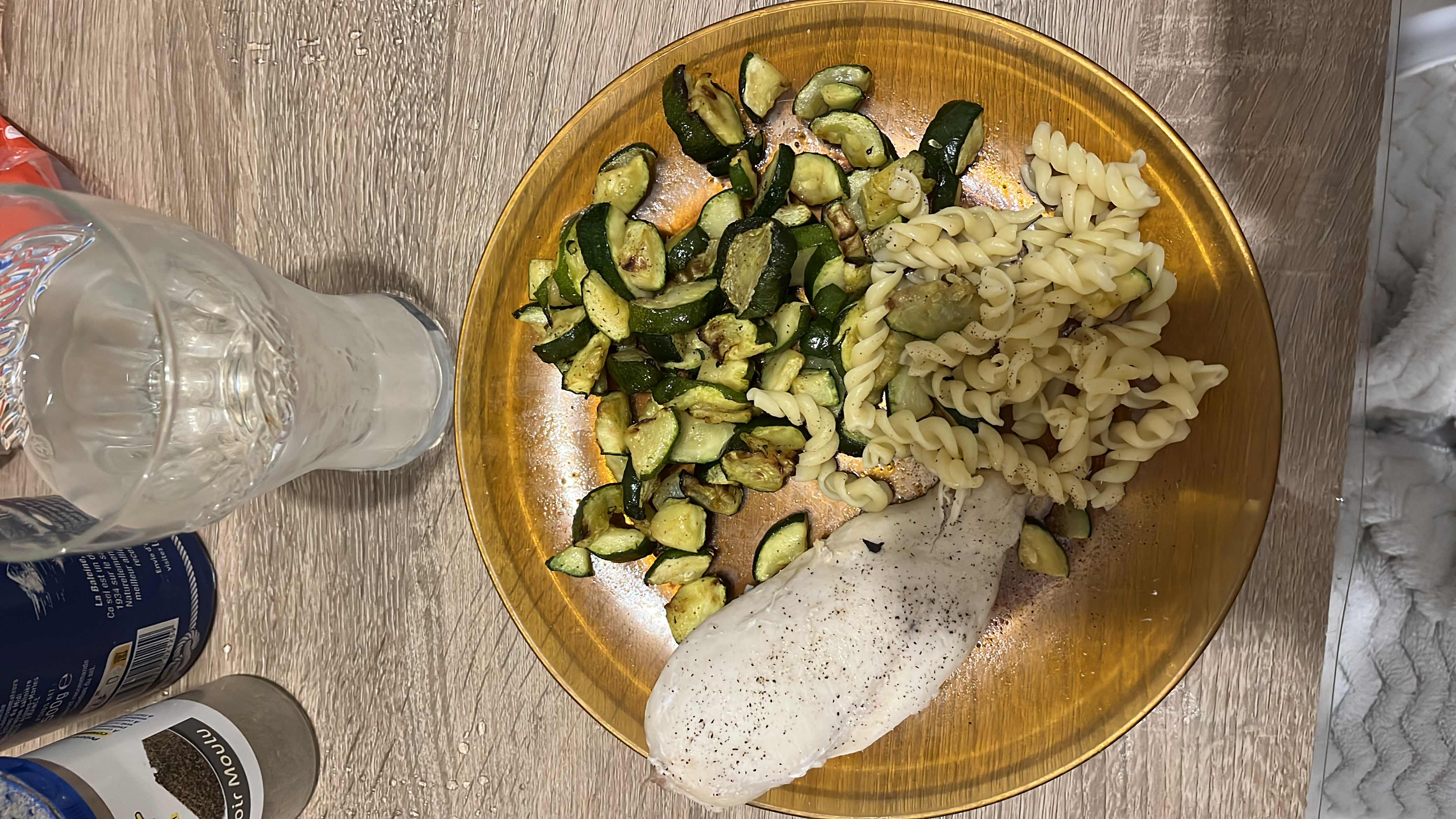 Poulet avec pâtes et courgettes