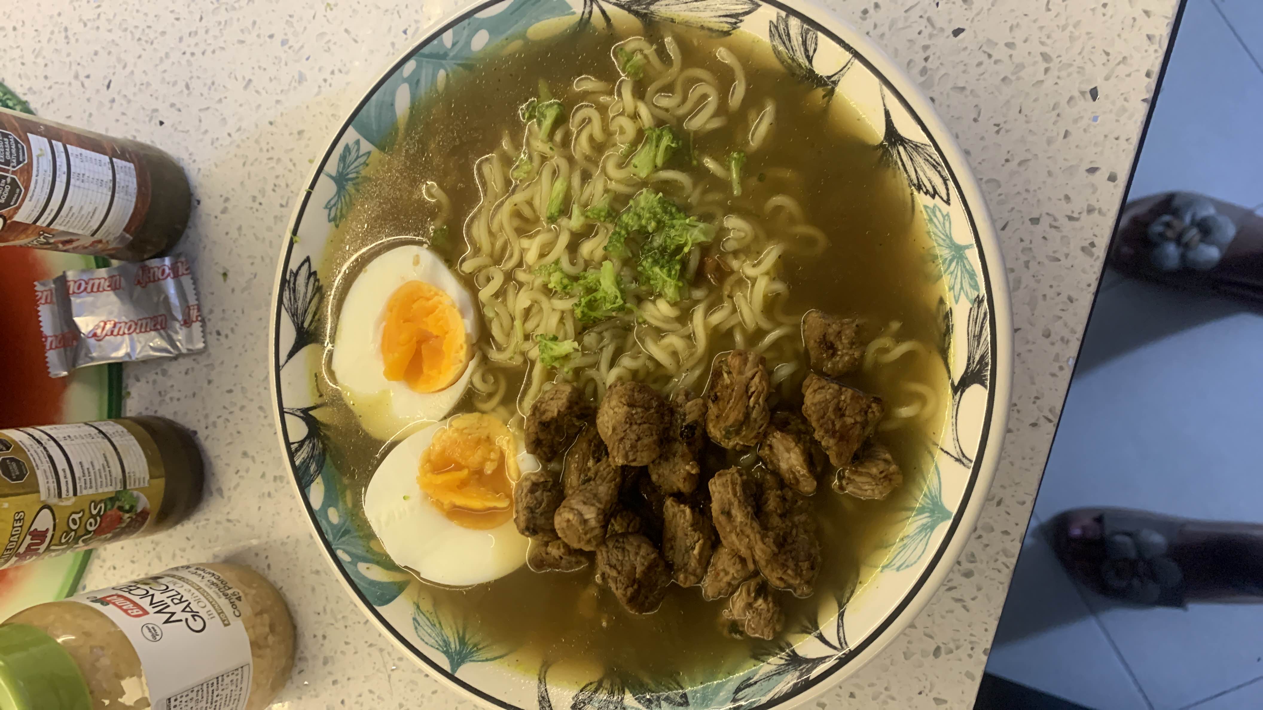 Sopa de ramen con carne