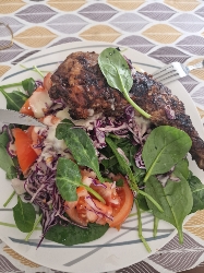 Poulet grillé avec salade