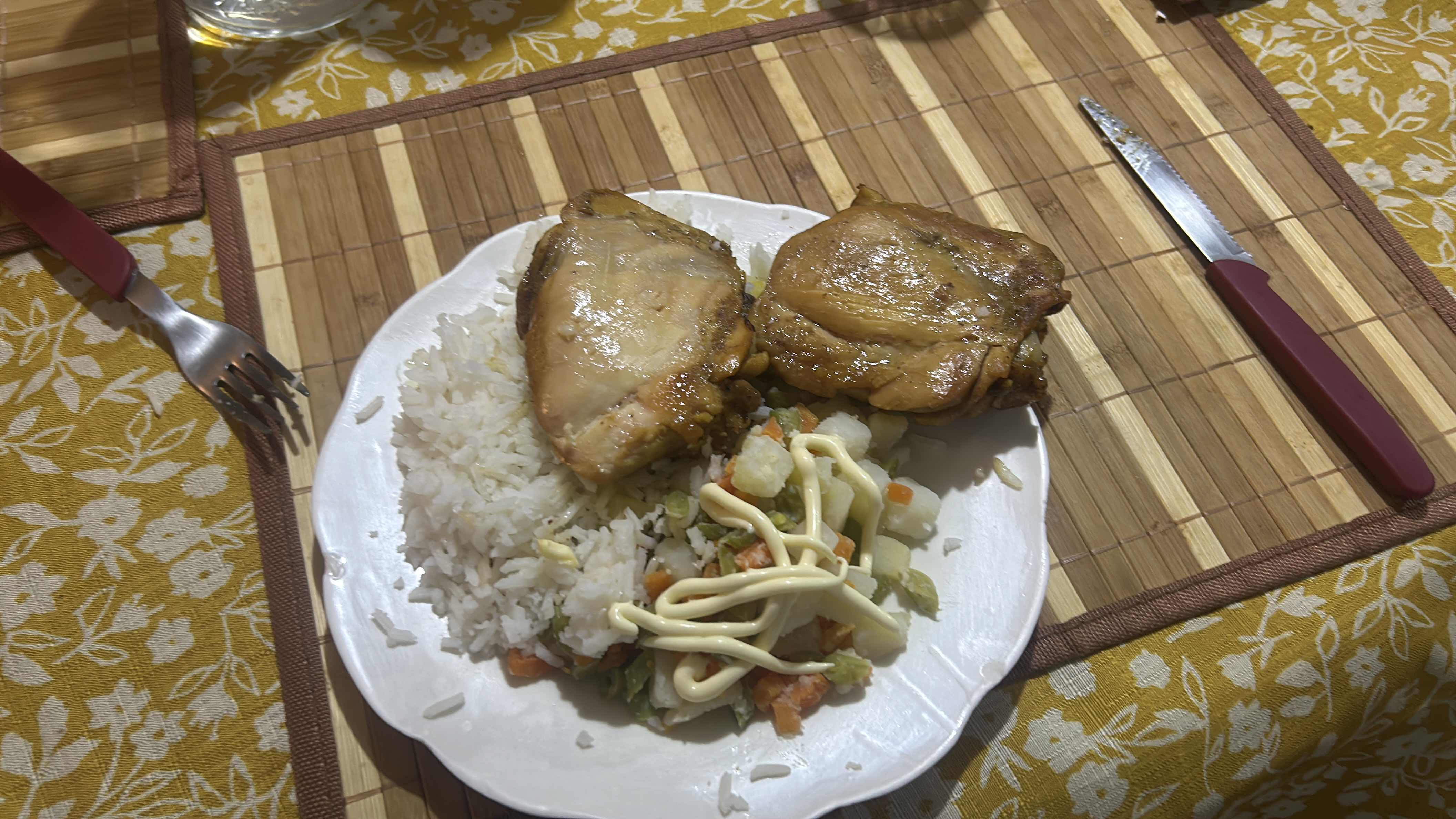 Pollo con arroz y ensalada