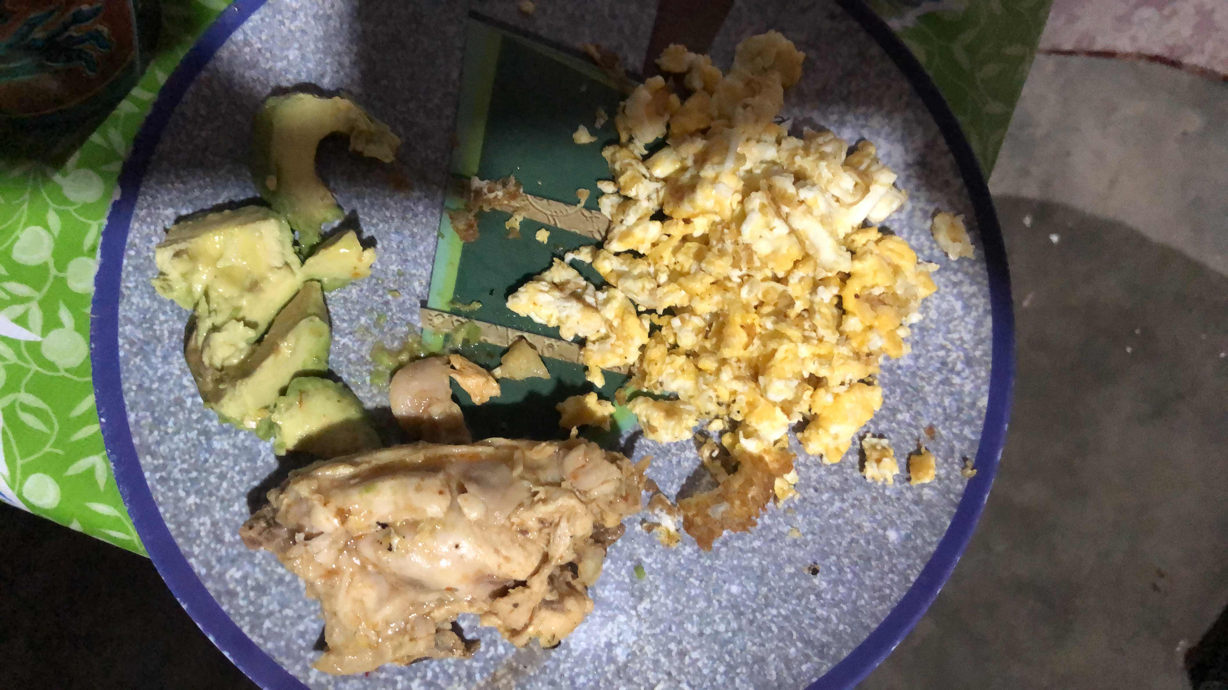 Pollo con huevo y aguacate