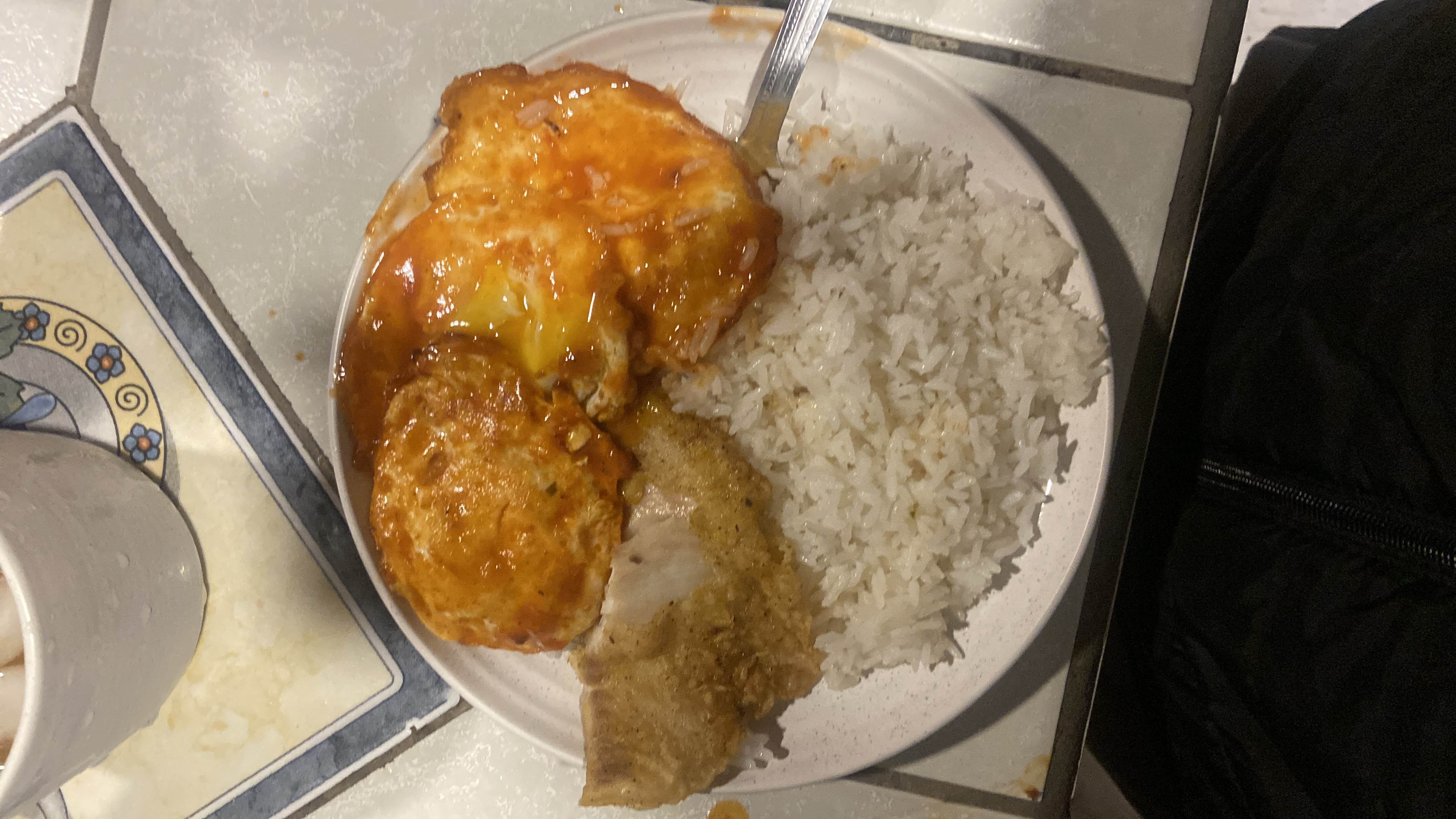 Arroz con huevo y pescado