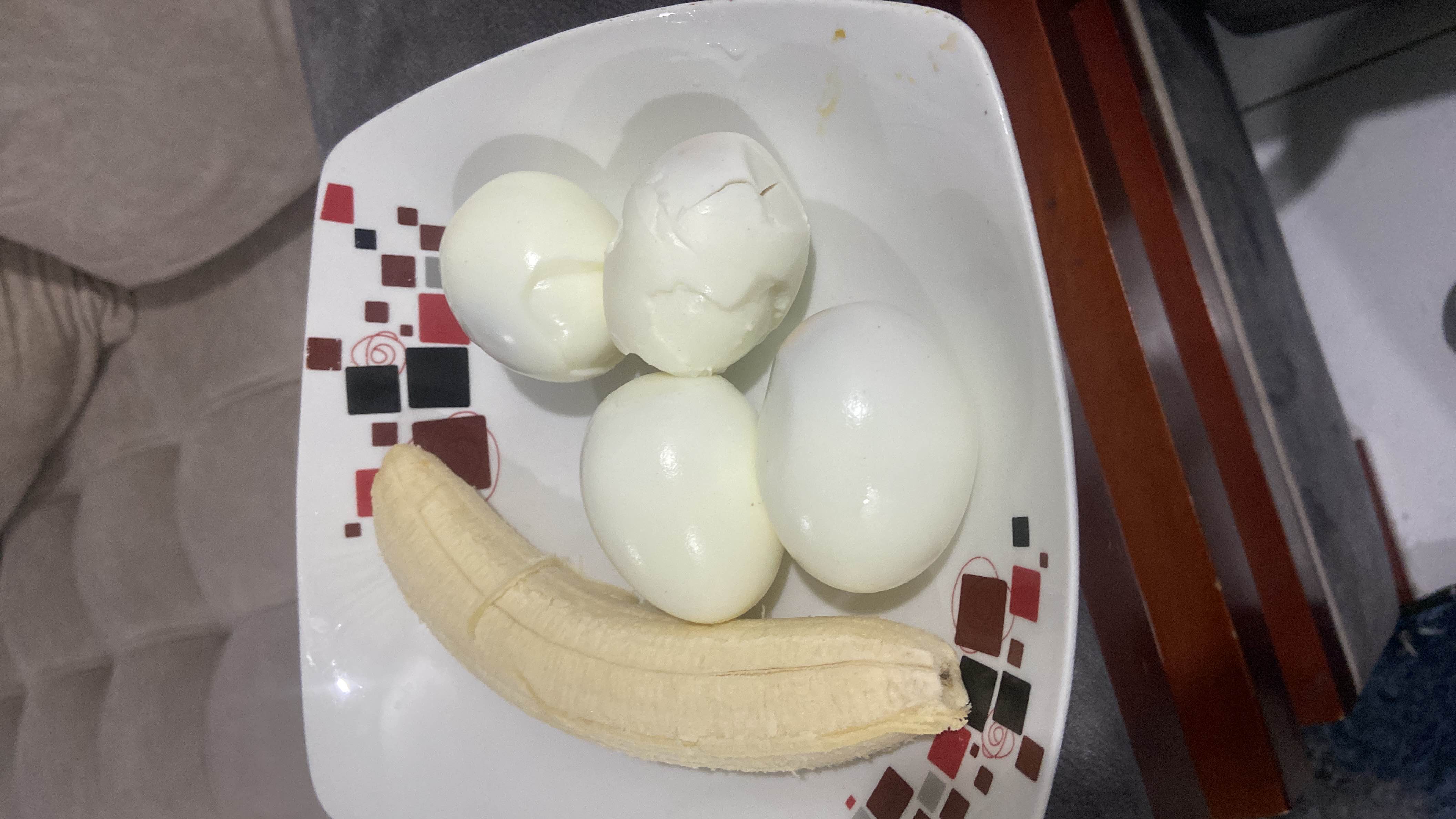Huevos cocidos con plátano